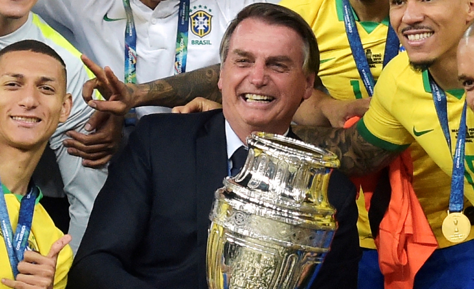 Bolsonaro ya levantó la Copa América con los jugadores brasileño en 2019. ¿Podrá hacerlo el sábado?