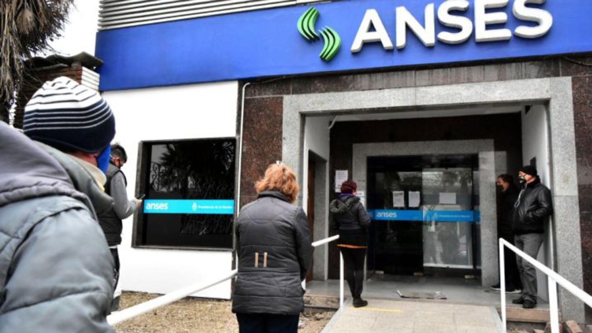 Anses paga un bono de $31.400 a personas con trabajo en blanco.