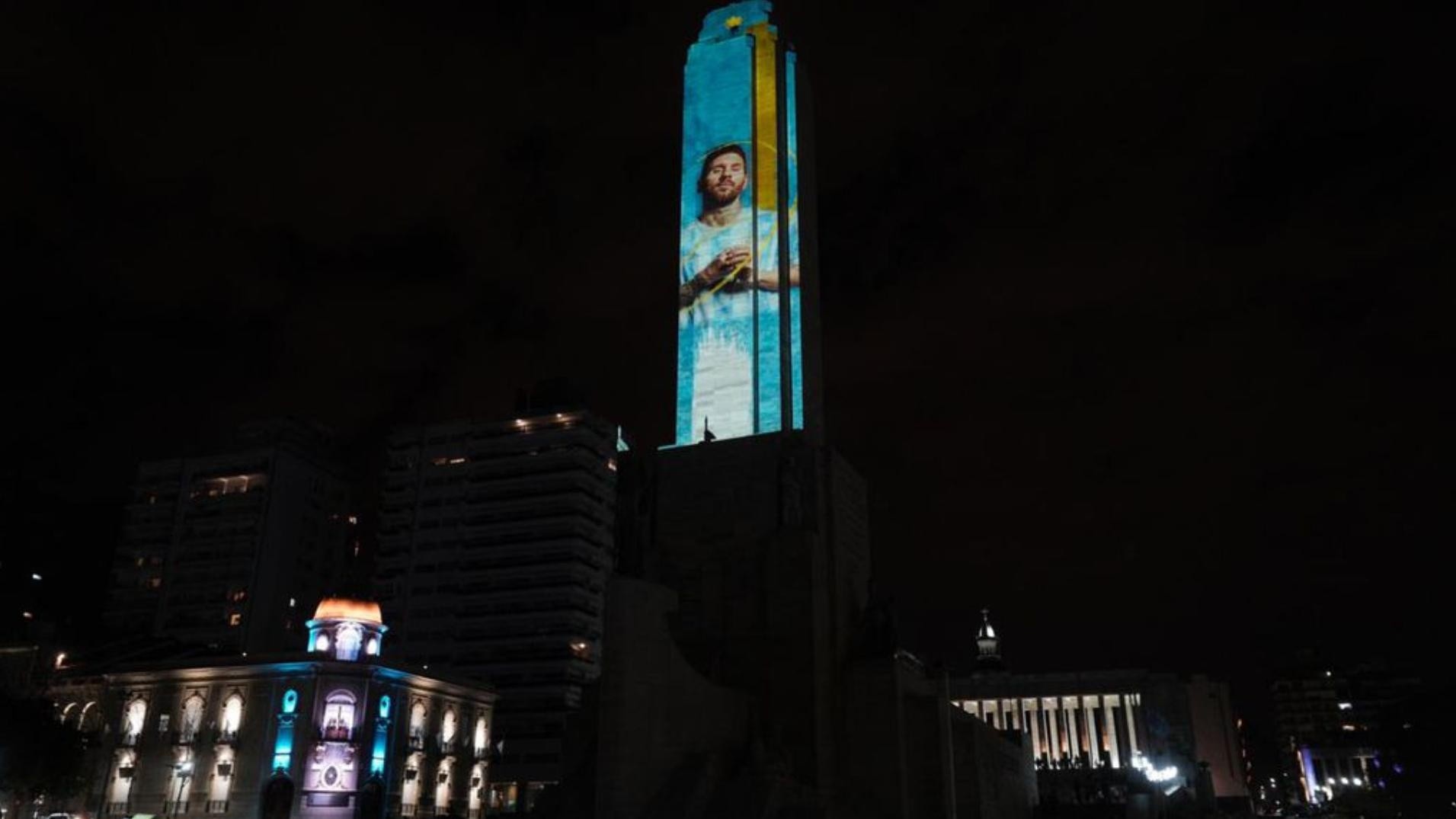 Lionel Messi se ve proyectado en el monumento rosarino.