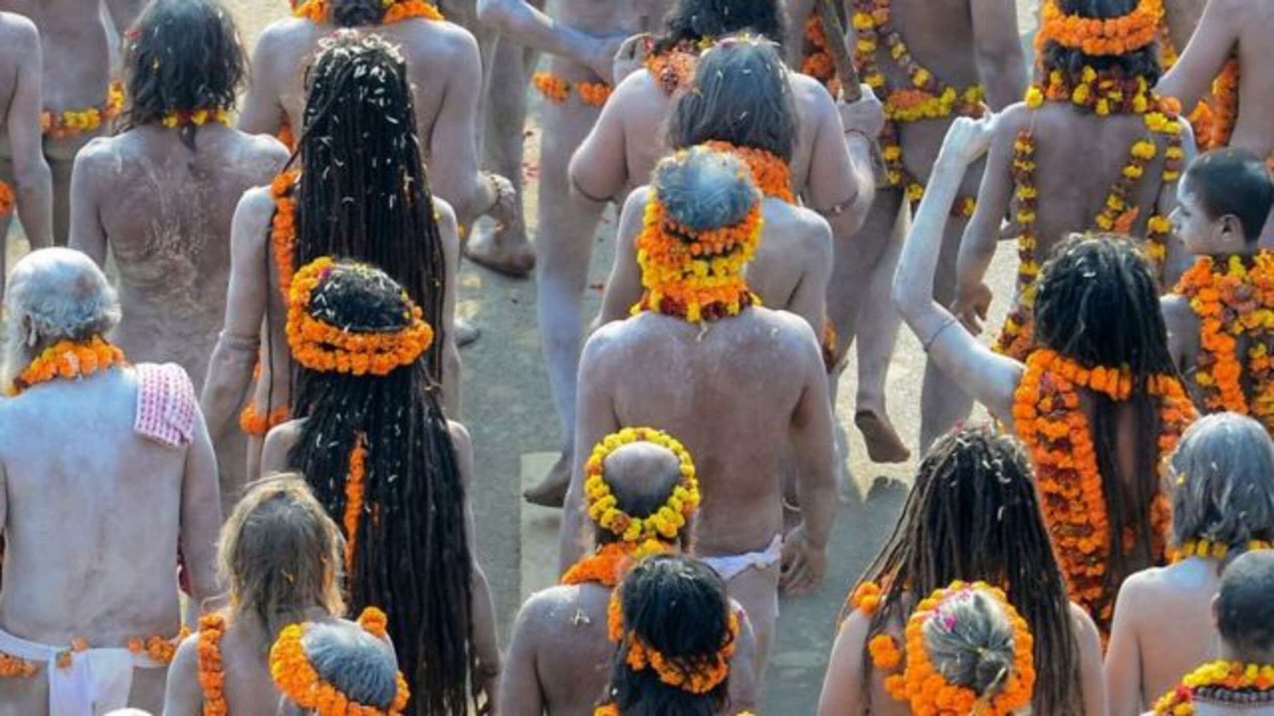 Cultura: Los Aghoris tienen relaciones sexuales arriba de cadáveres prendidos fuego.