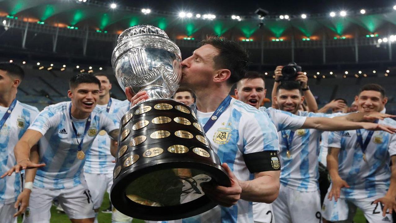 Lionel Messi besando la Copa América.