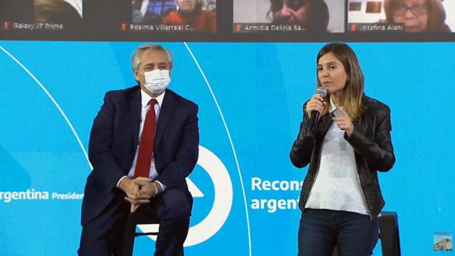 Alberto Fernández junto a Fernanda Raverta, titular de Anses.