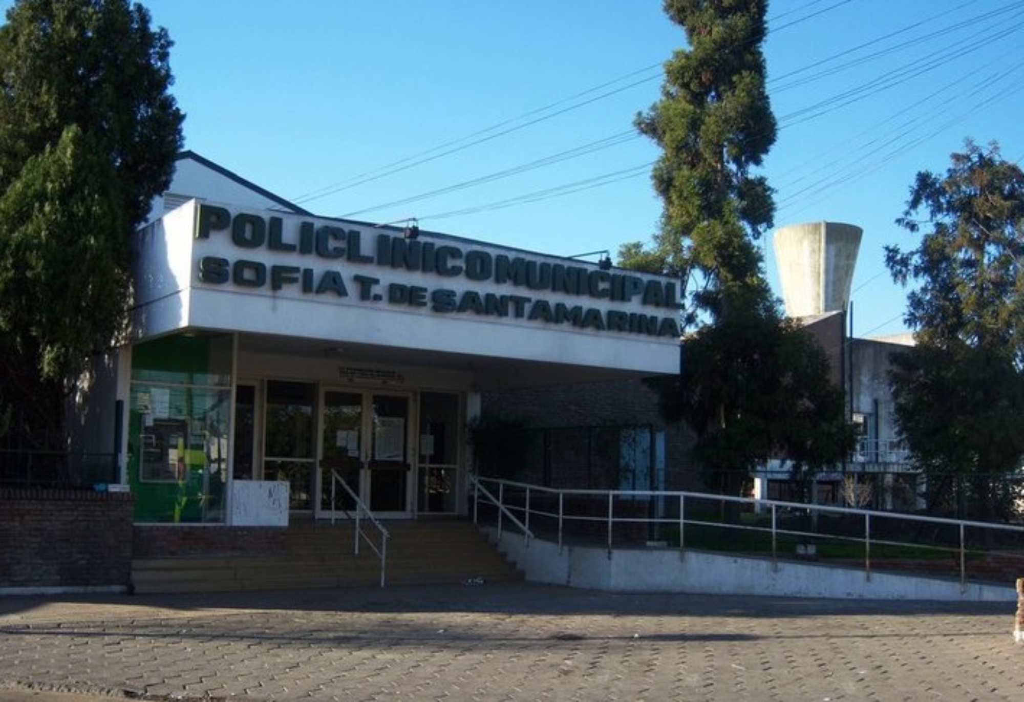 El joven baleado fue asistido por los médicos en este centro de salud bonaerense.