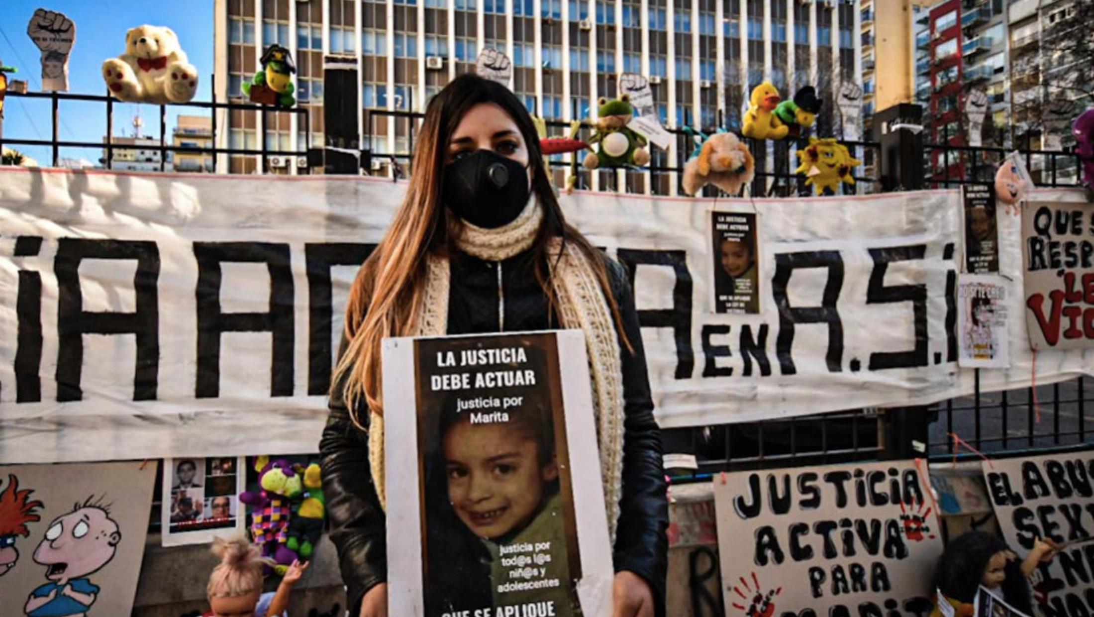 Marita Tobio frente a Tribunales en reclamo de justicia como víctima de abuso de su padre, su tío y su abuelo, cuando era menor de edad. (Gentileza: Qué digital)