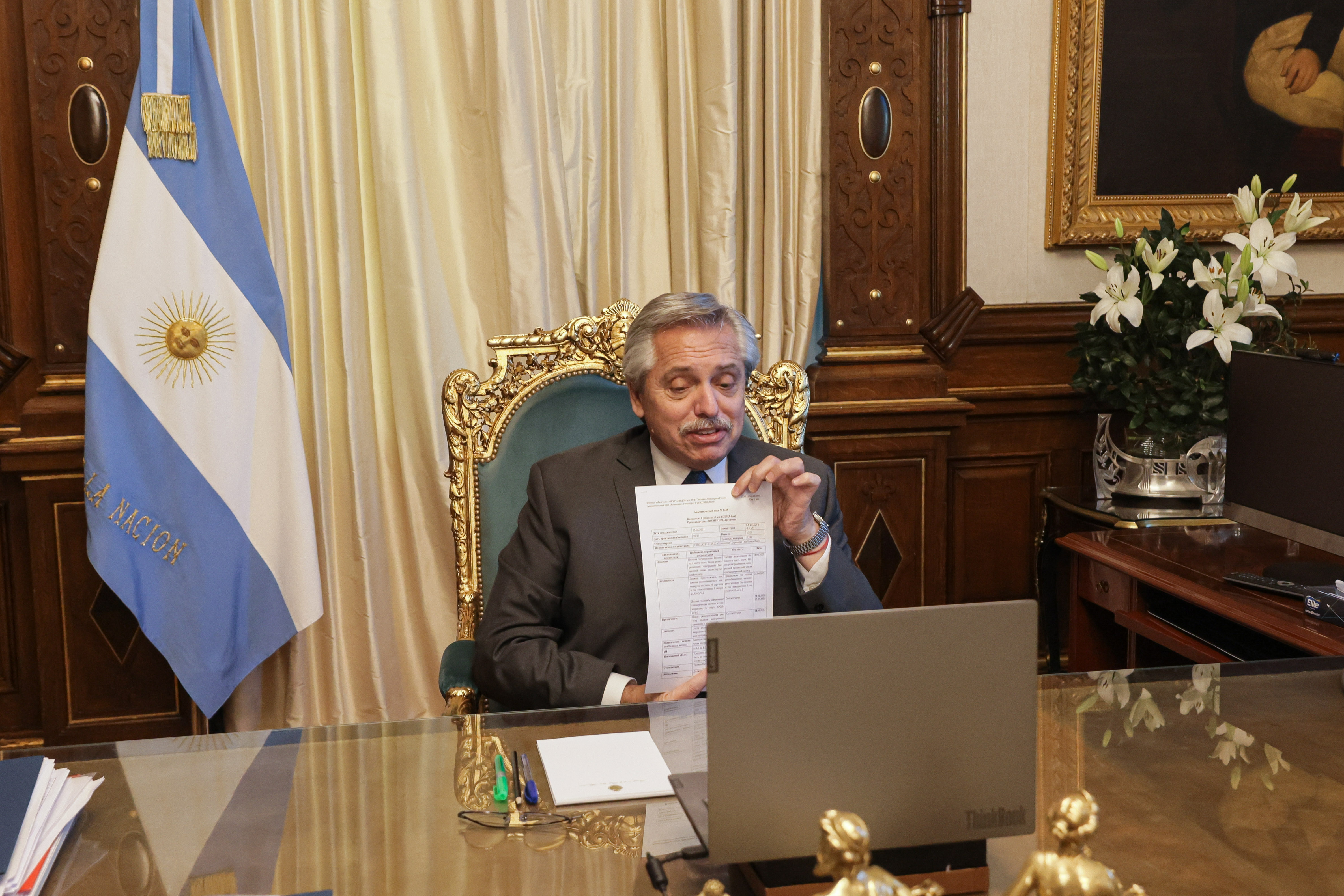 Alberto Fernández exhibe la aprobación del Instituto Gamaleya durante la videoconferencia con Figueiras. (Presidencia)