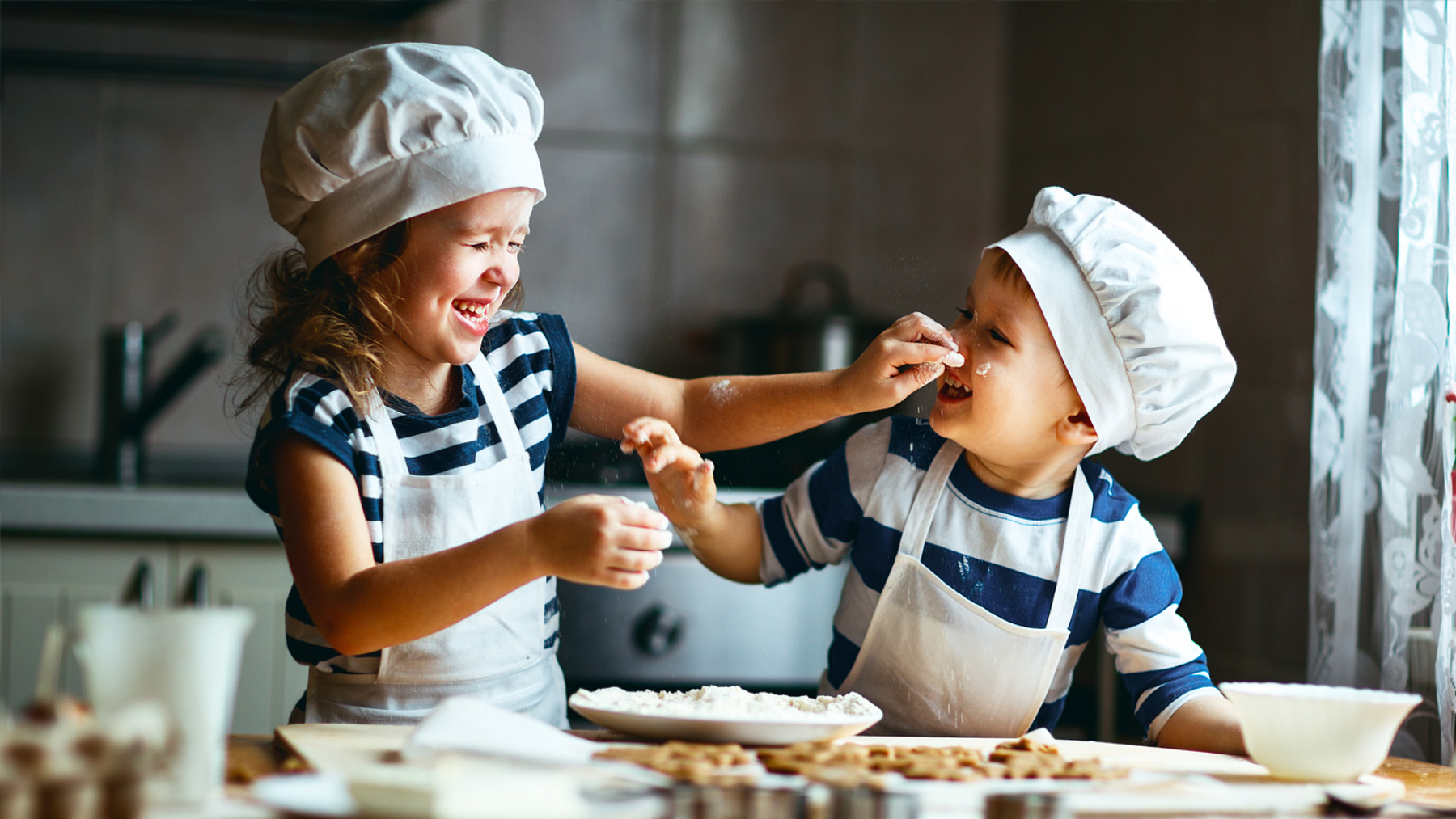 Cocinar juntos es una excelente oportunidad para estimular el aprendizaje y habilidades de los pequeños.