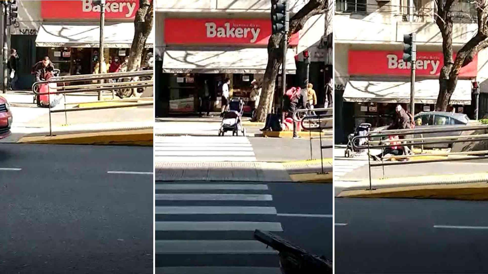 El video fue grabado por uno de los testigos del hecho y se puede ver el cochecito en la calle y a la pareja discutiendo.