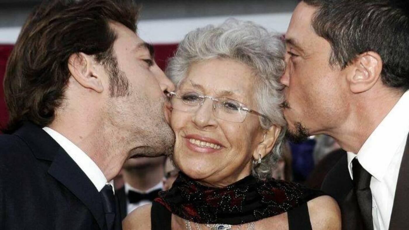 Pilar Bardem junto a sus hijos Javier y Carlos.