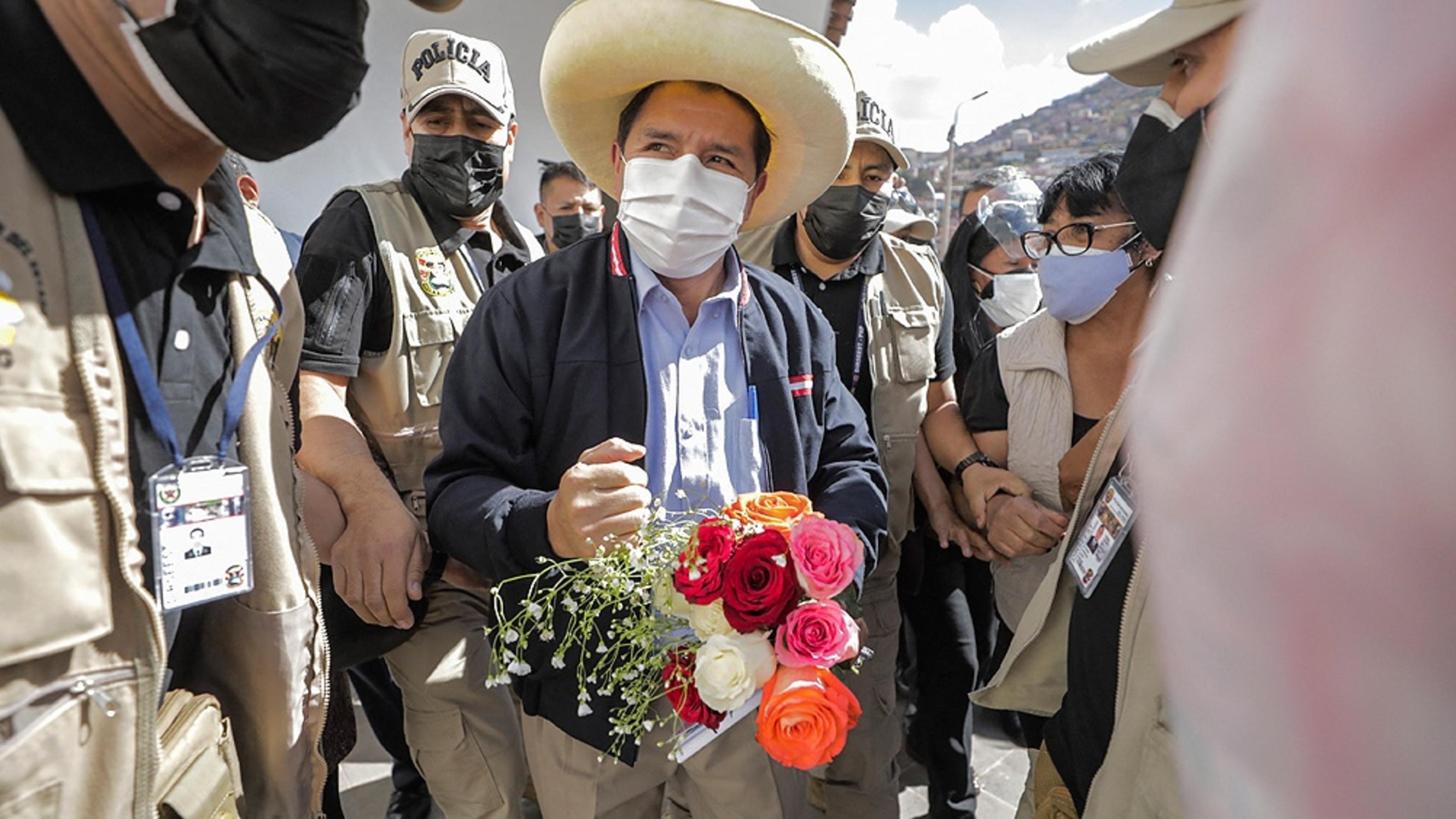 Pedro Castillo se prepara para asumir la presidencia en Perú.