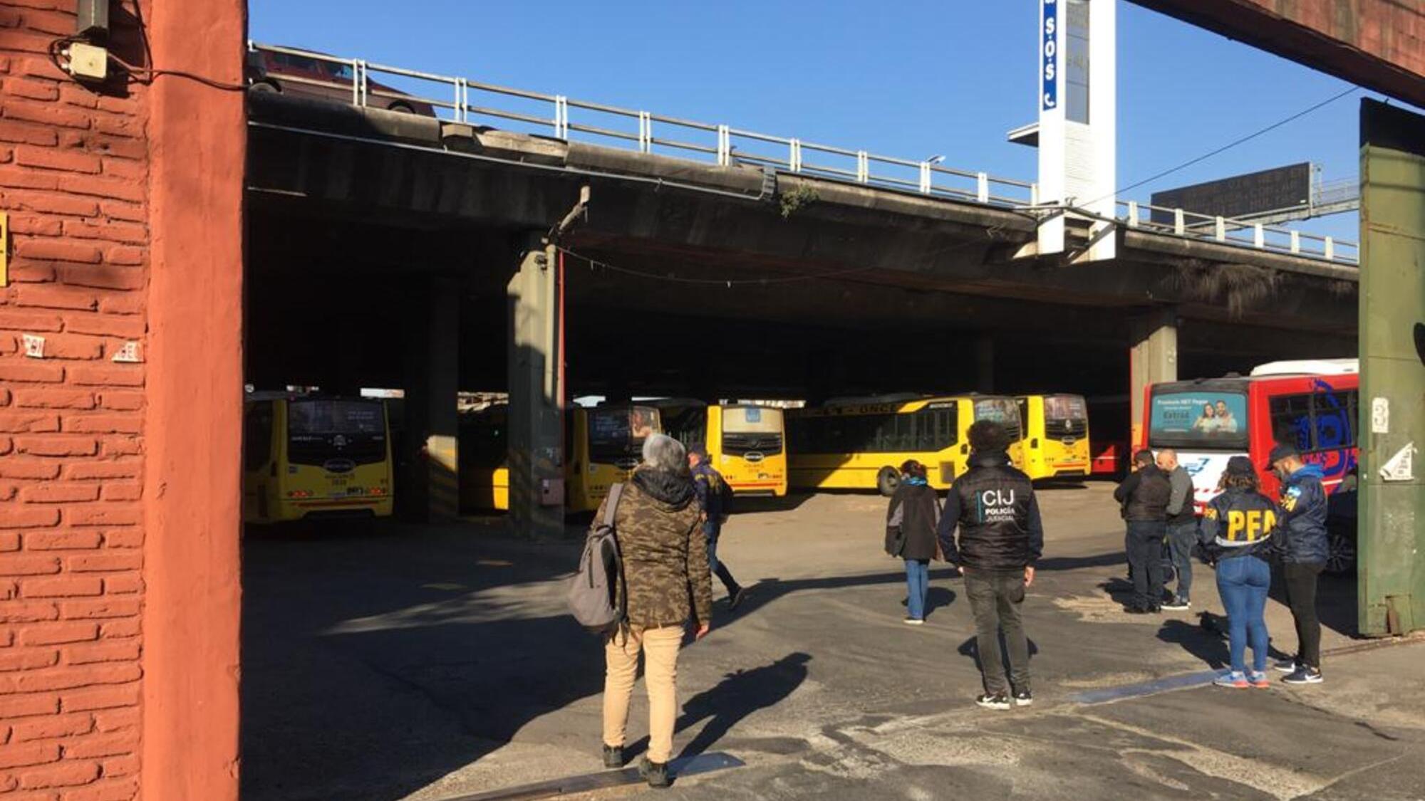 Una terminal de colectivos, ubicada en el barrio porteño de Boedo, fue clausurada (Télam). 