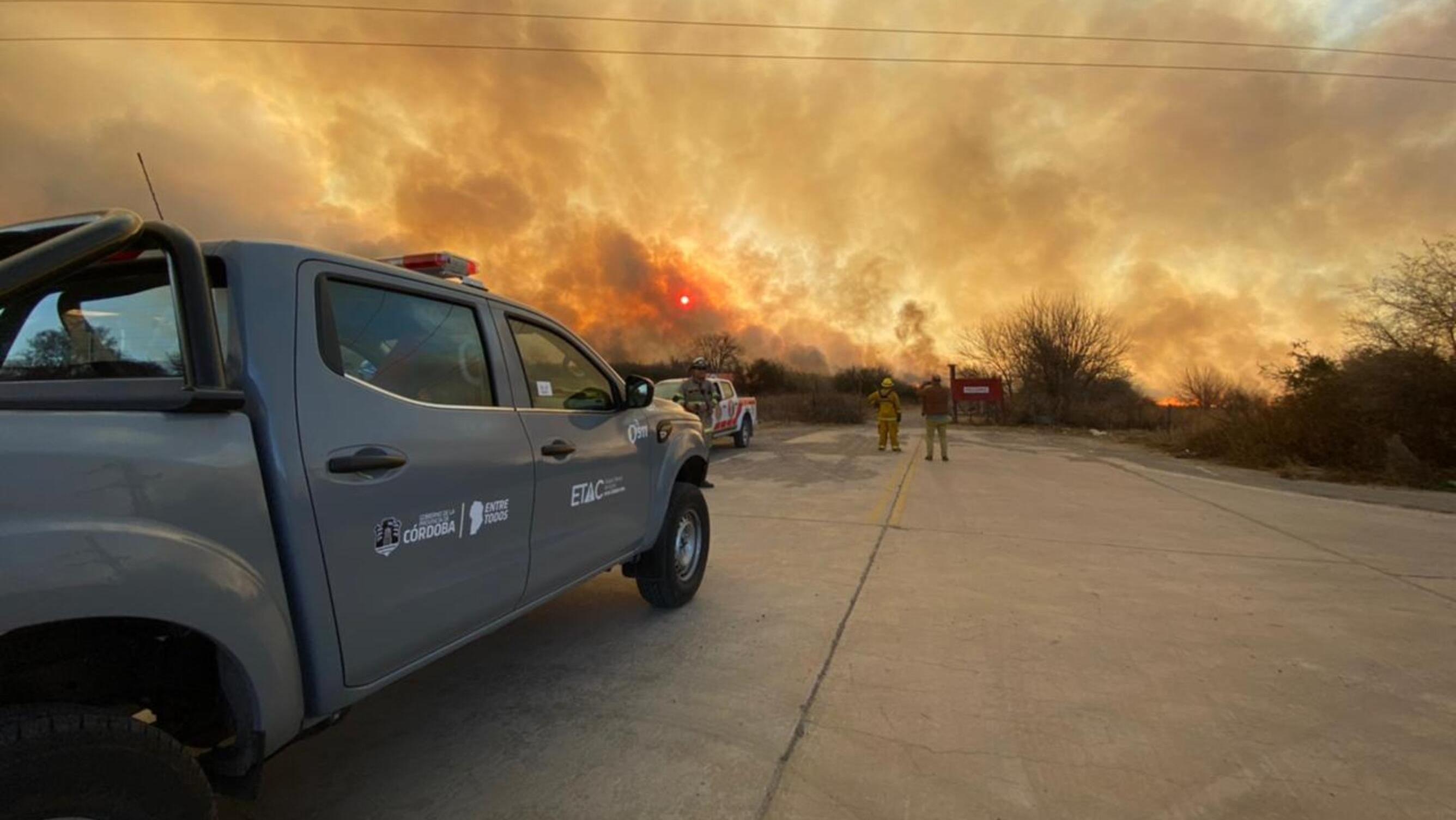 Todavía no pudieron controlar el incendio forestal a la vera de la Autopista Córdoba-Villa Carlos Paz.