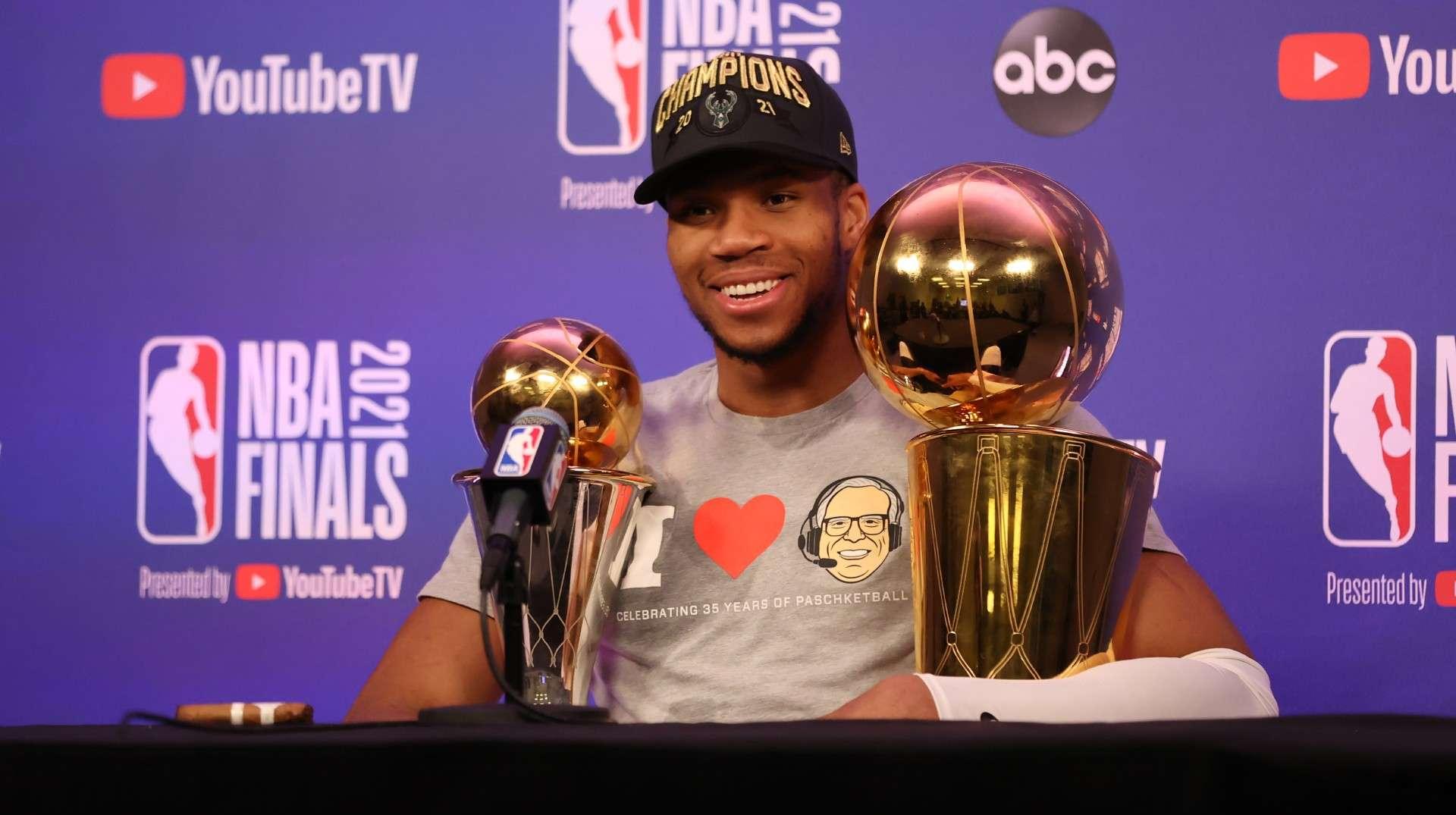 Giannis Antetokounmpo con el trofeo de NBA y el del mejor jugador de la final.