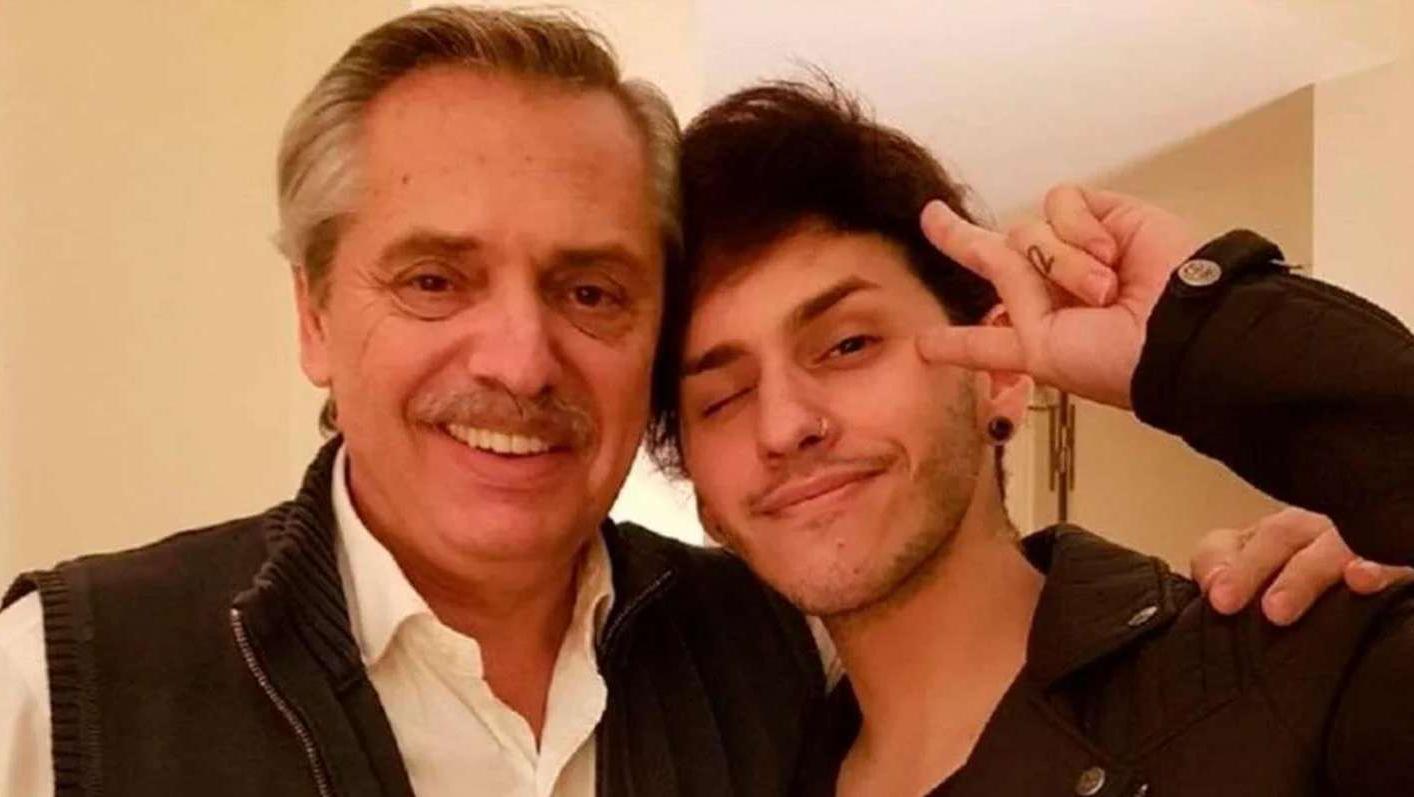 Alberto Fernández junto a su hijo Estanislao, quien confirmó que cambiará su documento (Twitter).