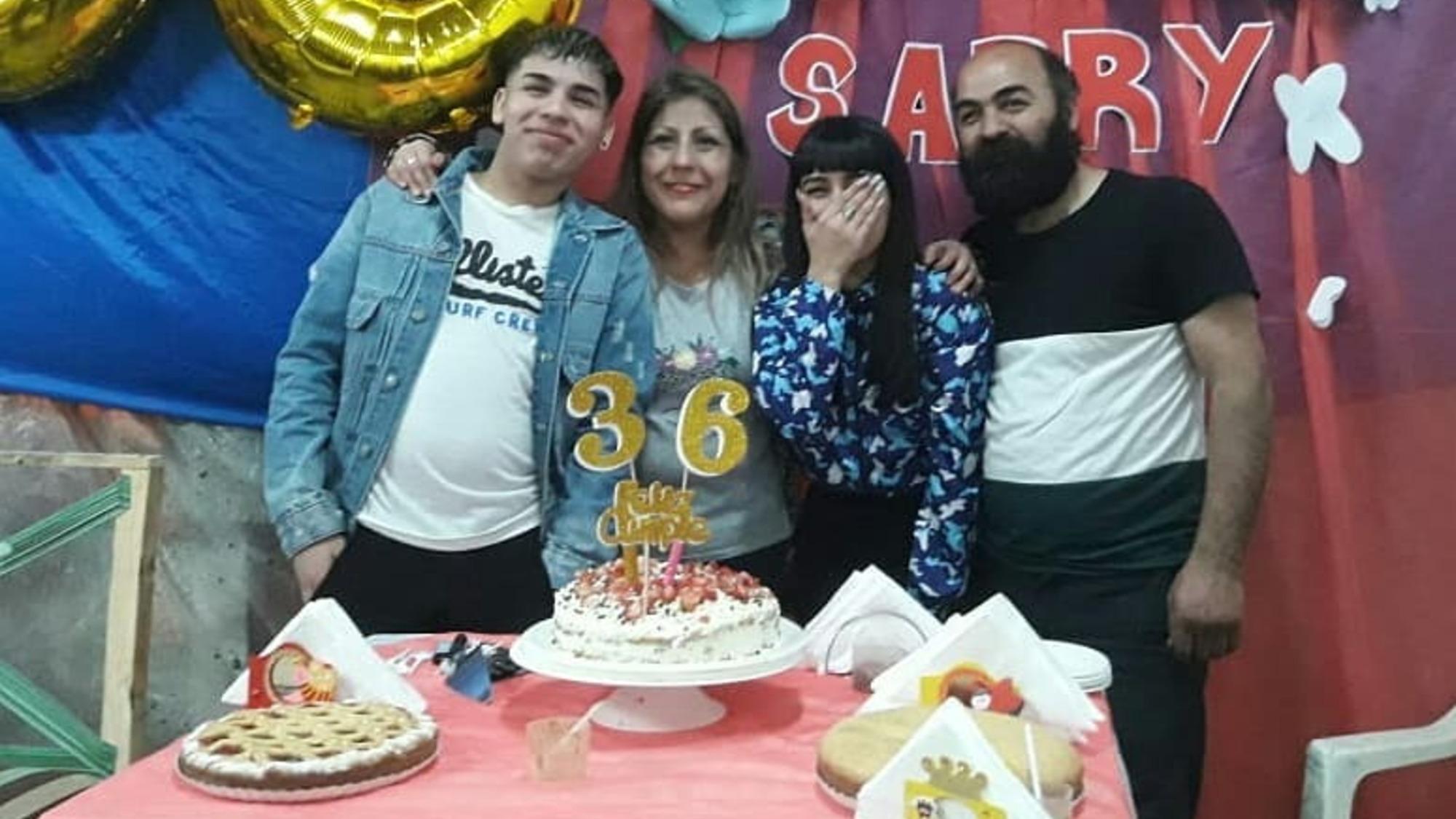 Sabrina Magarzo, (37) junto a su marido Martín Almirón (44) y sus dos hijos. 