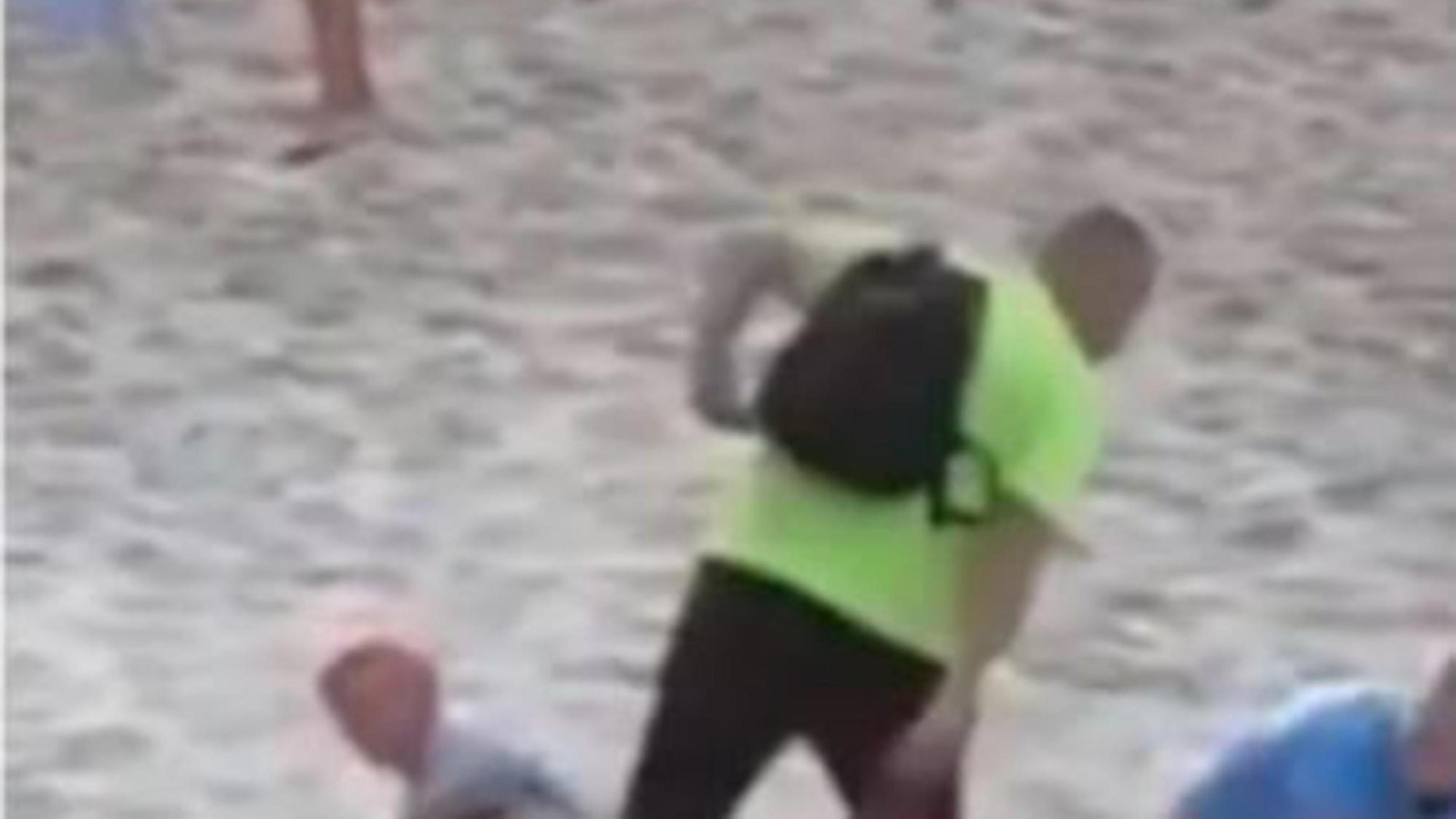 Así turista echaba a chancletazos a pareja que estaba teniendo sexo en la playa. (Captura video)