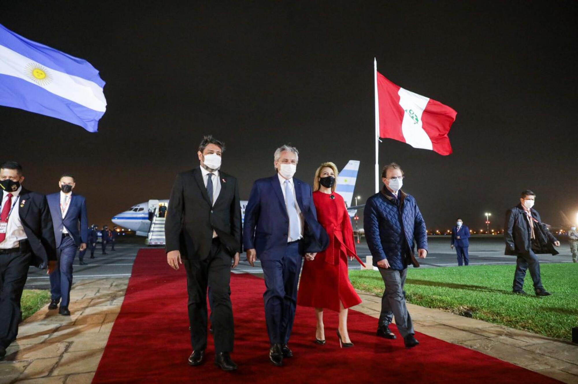 El presidente Alberto Fernández, al arribar anoche a Perú para la asunción de Castillo.