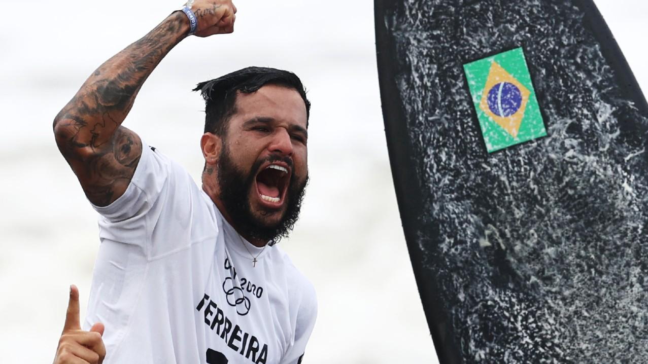 Es oriundo de Bahía Formosa, un pueblo de 8000 habitantes ubicado al norte de Brasil, donde el surf empata la pasión por el fútbol.