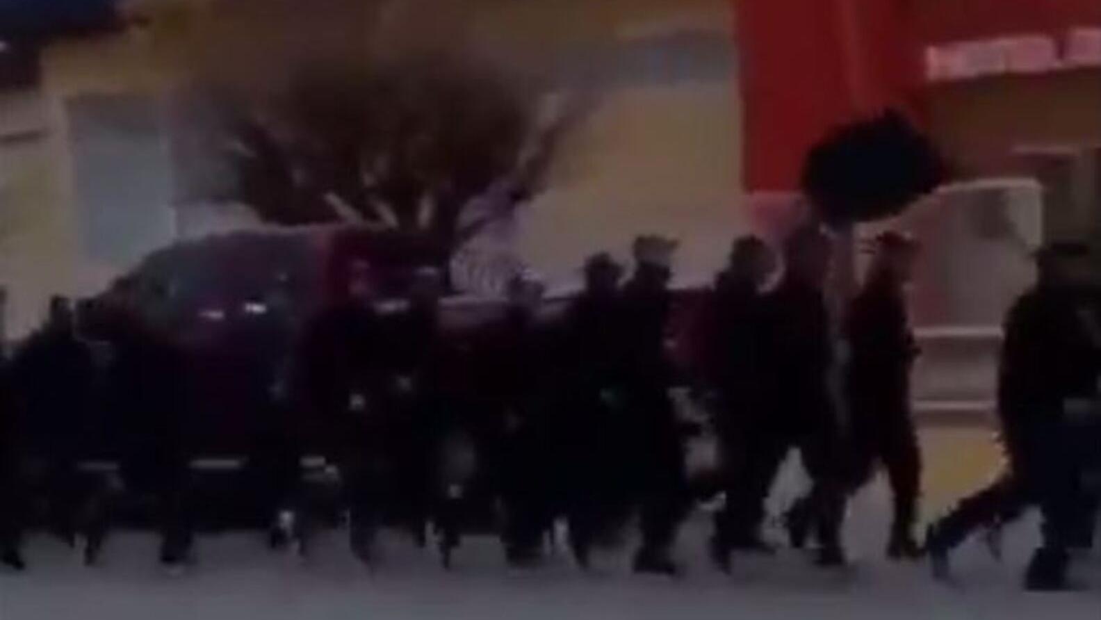 Polémica en Chubut por los cánticos policiales (Captura de video).