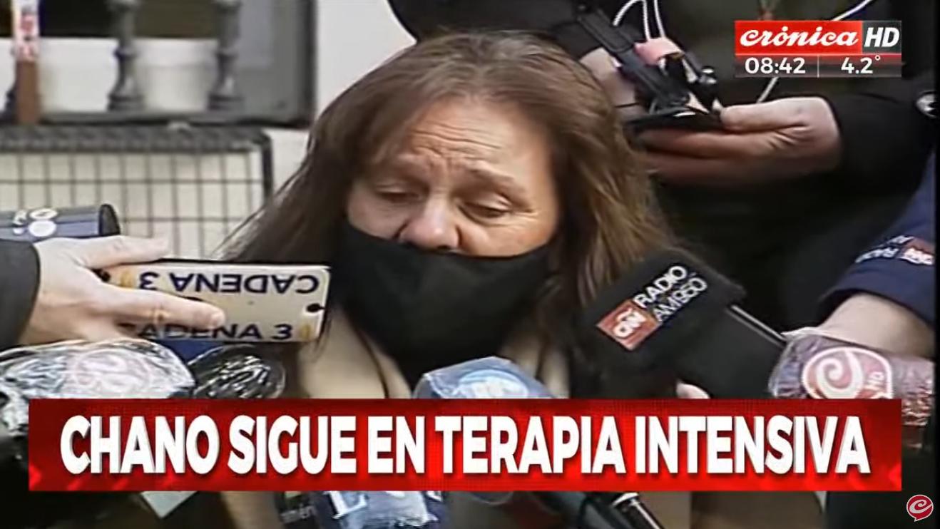  Marina Charpentier, la madre de Chano, habló con la prensa desde las puertas del Sanatorio Otamendi (Crónica HD).