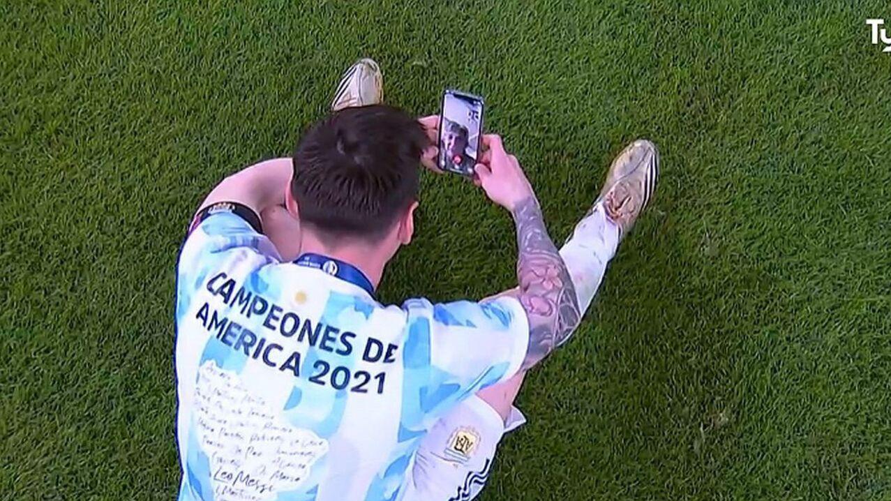 Lionel Messi hablando con su familia por una videollamada de WhatsApp en el medio del Maracaná.