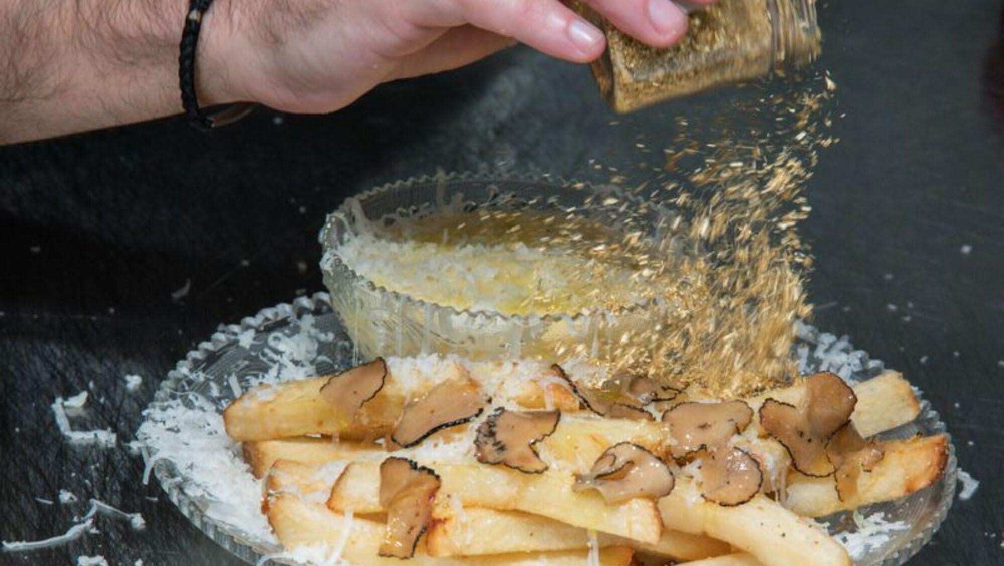 Las papas fritas son espolvoreadas con oro en polvo y fritas dos veces en grasa pura de ganso.