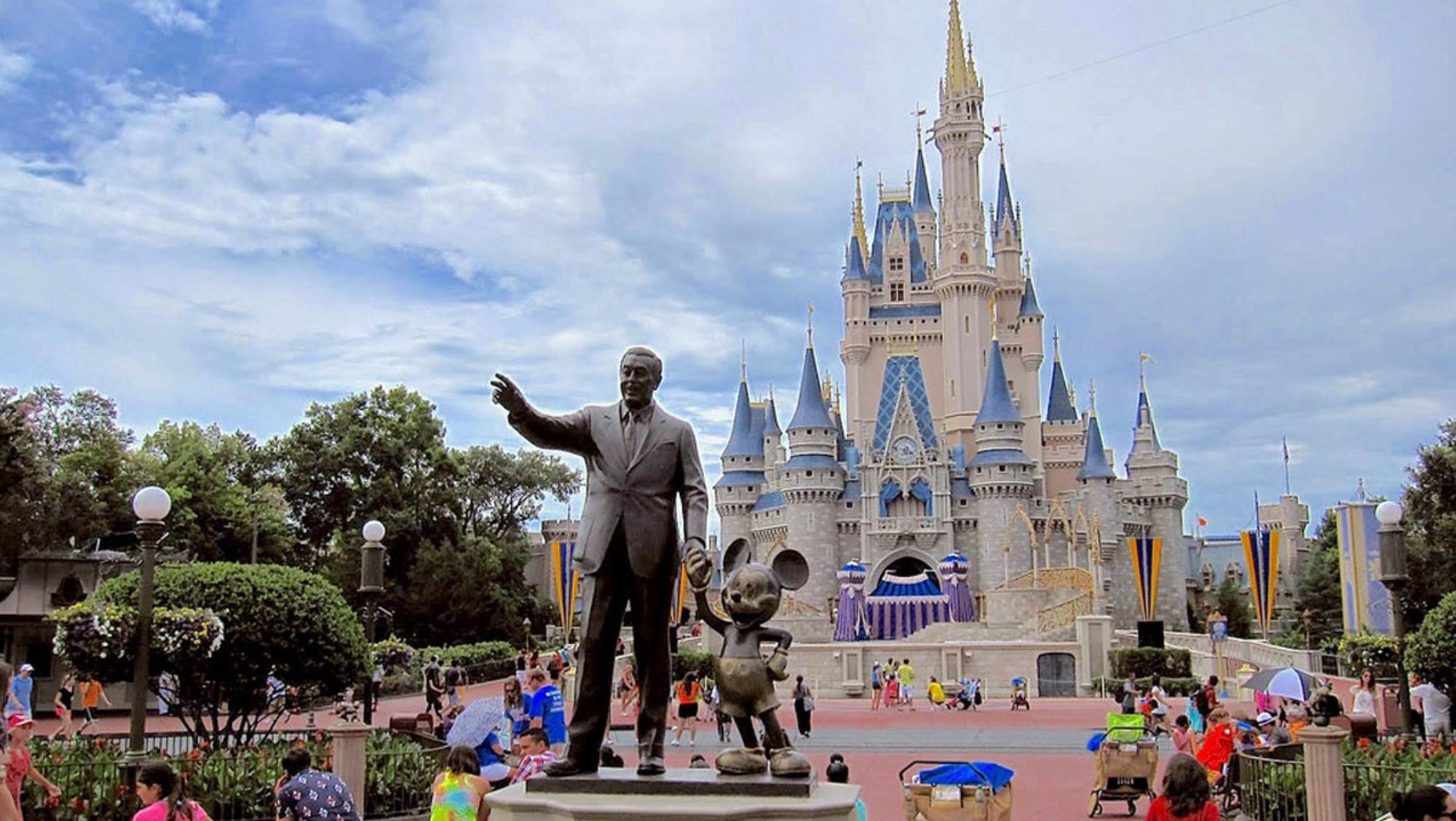 Todos los visitantes adultos y niños mayores de dos años deberán tener el rostro cubierto en las atracciones del parque de diversiones.