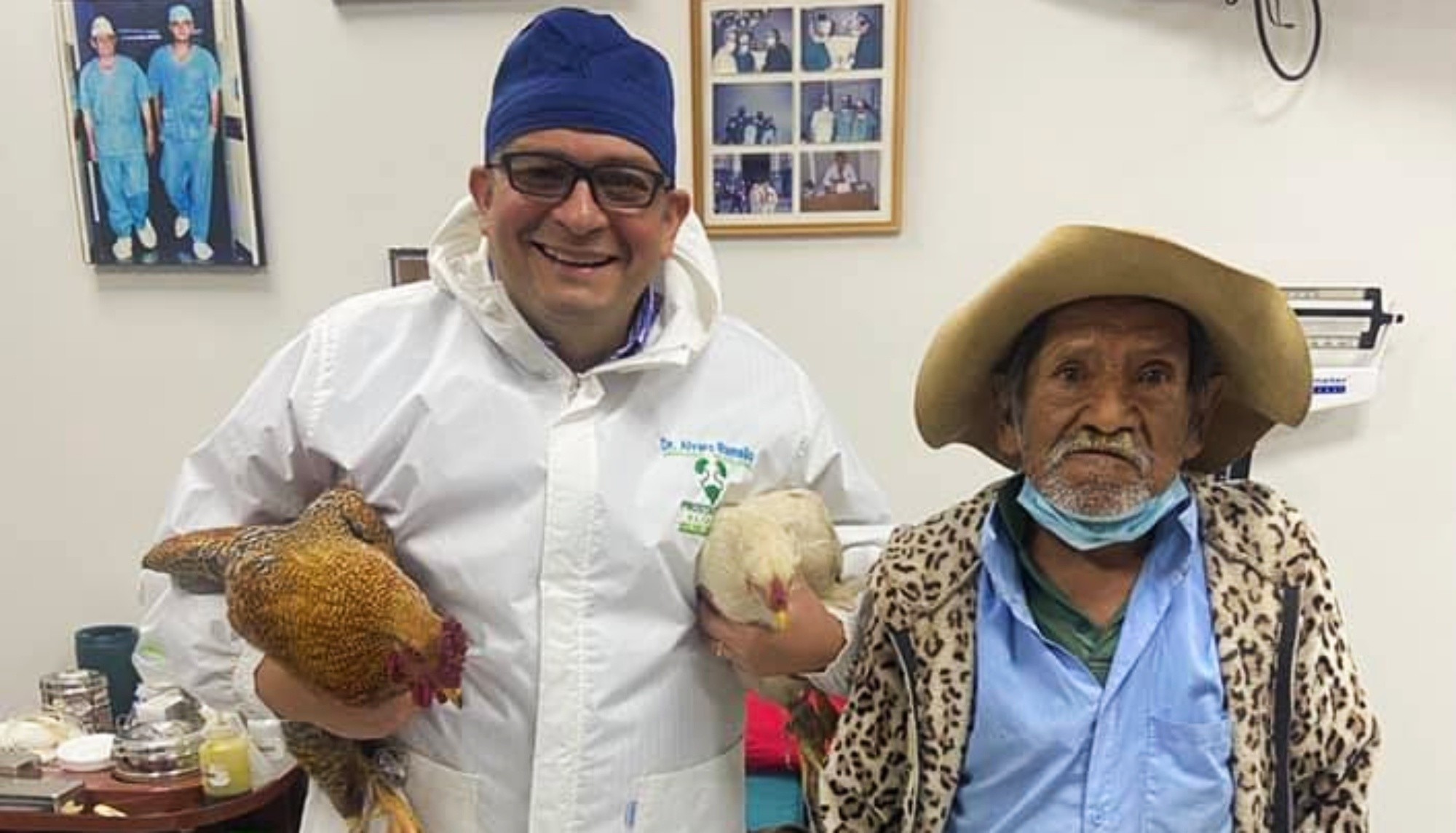 El profesional recibió el pago en gallinas, y ya les puso nombre.