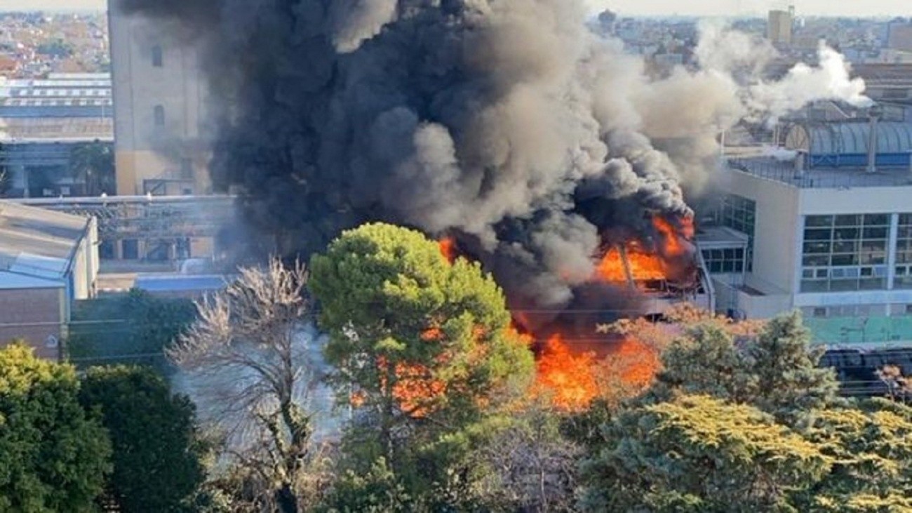 Impresionante incendio en una fábrica de cerveza en Quilmes.