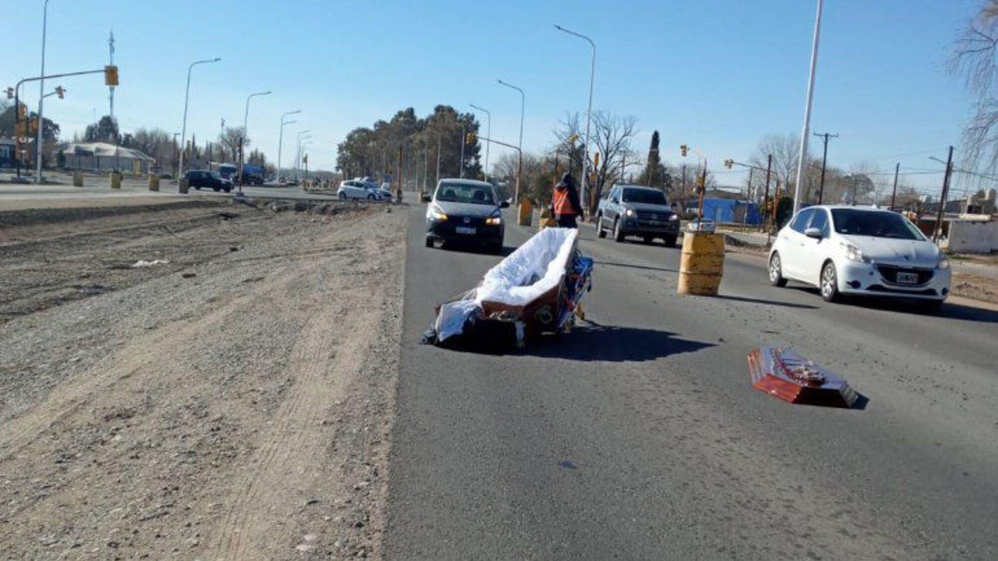 Un ataúd salió volando de un coche fúnebre en plena ruta (Twitter).