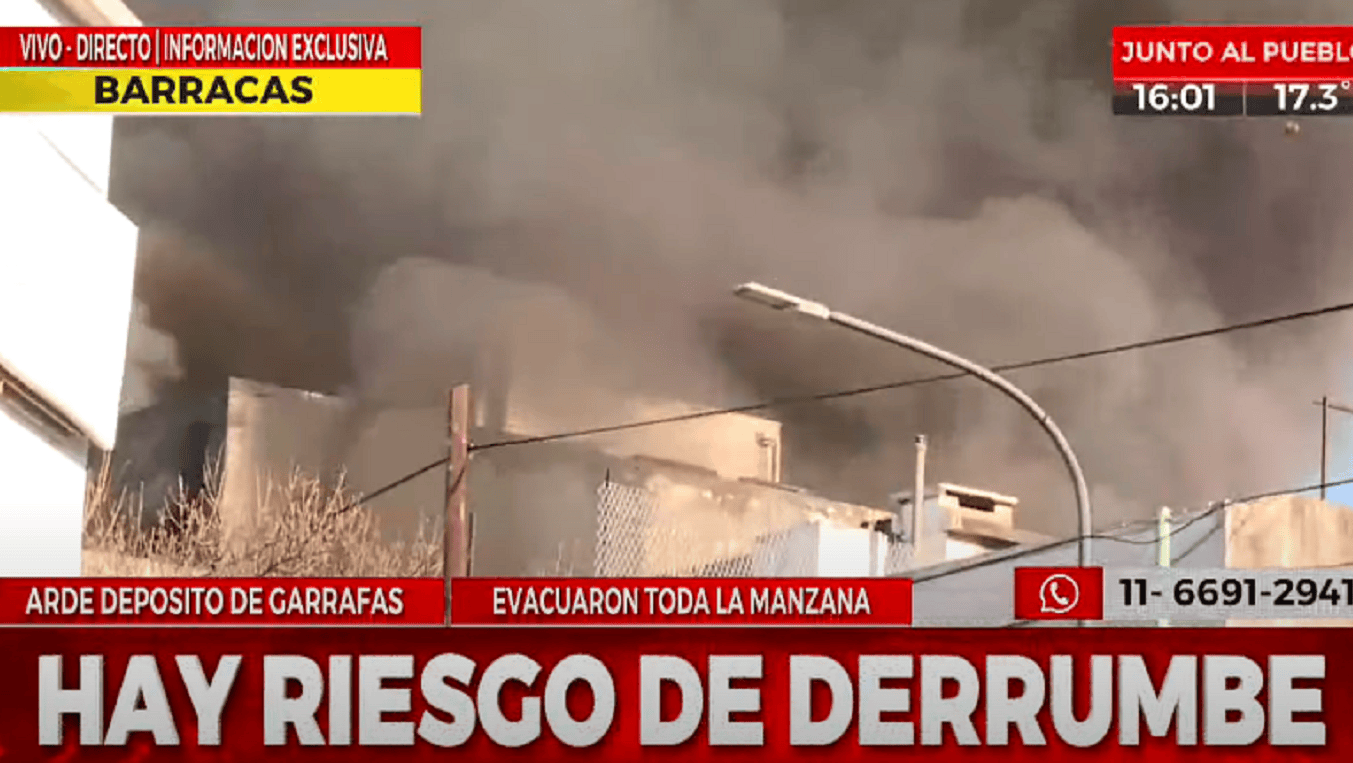 Impresionante incendio y alerta: arde un deposito de garrafas en Barracas y desalojaron a toda la cuadra.