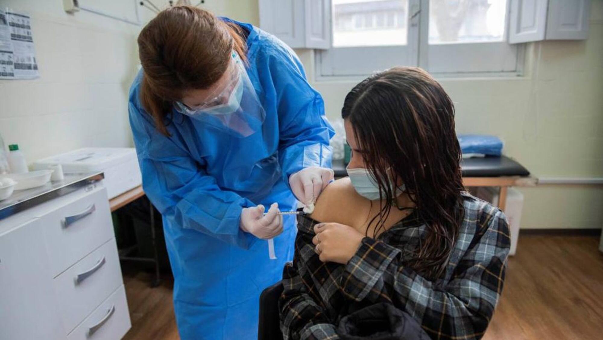 Desde el Gobierno bonaerense se precisó que 677.347 adolescentes se inscribieron para recibir la vacuna contra el Covid (Imagen ilustrativa).