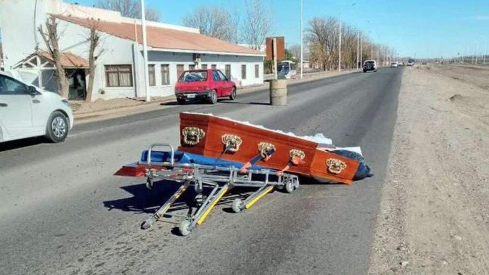 El cajón se cayó camino al pueblo neuquino de Picún Leufú (La Mañana de Neuquén).