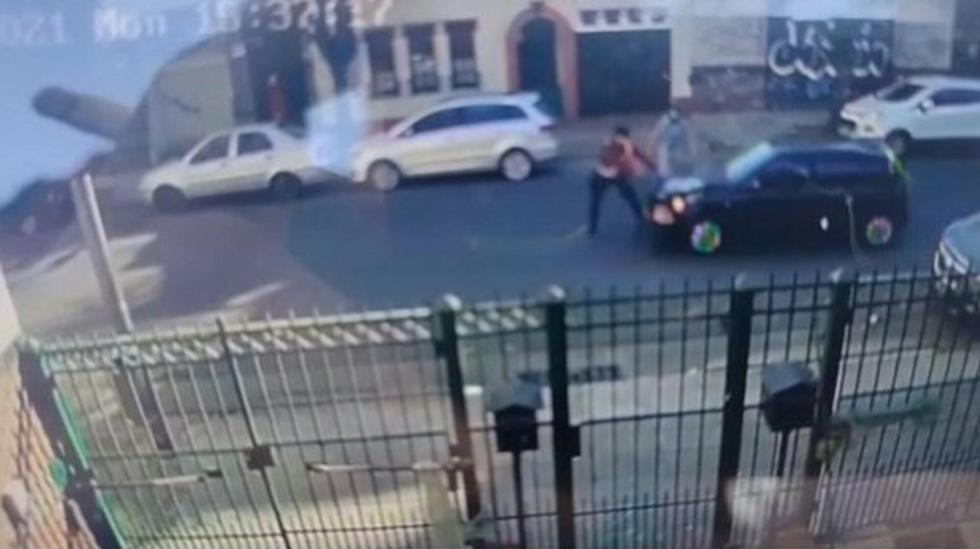 El incidente ocurrió a la vista de cientos de transeúntes en plena luz del día, en el barrio porteño de Almagro (Captura de pantalla).   