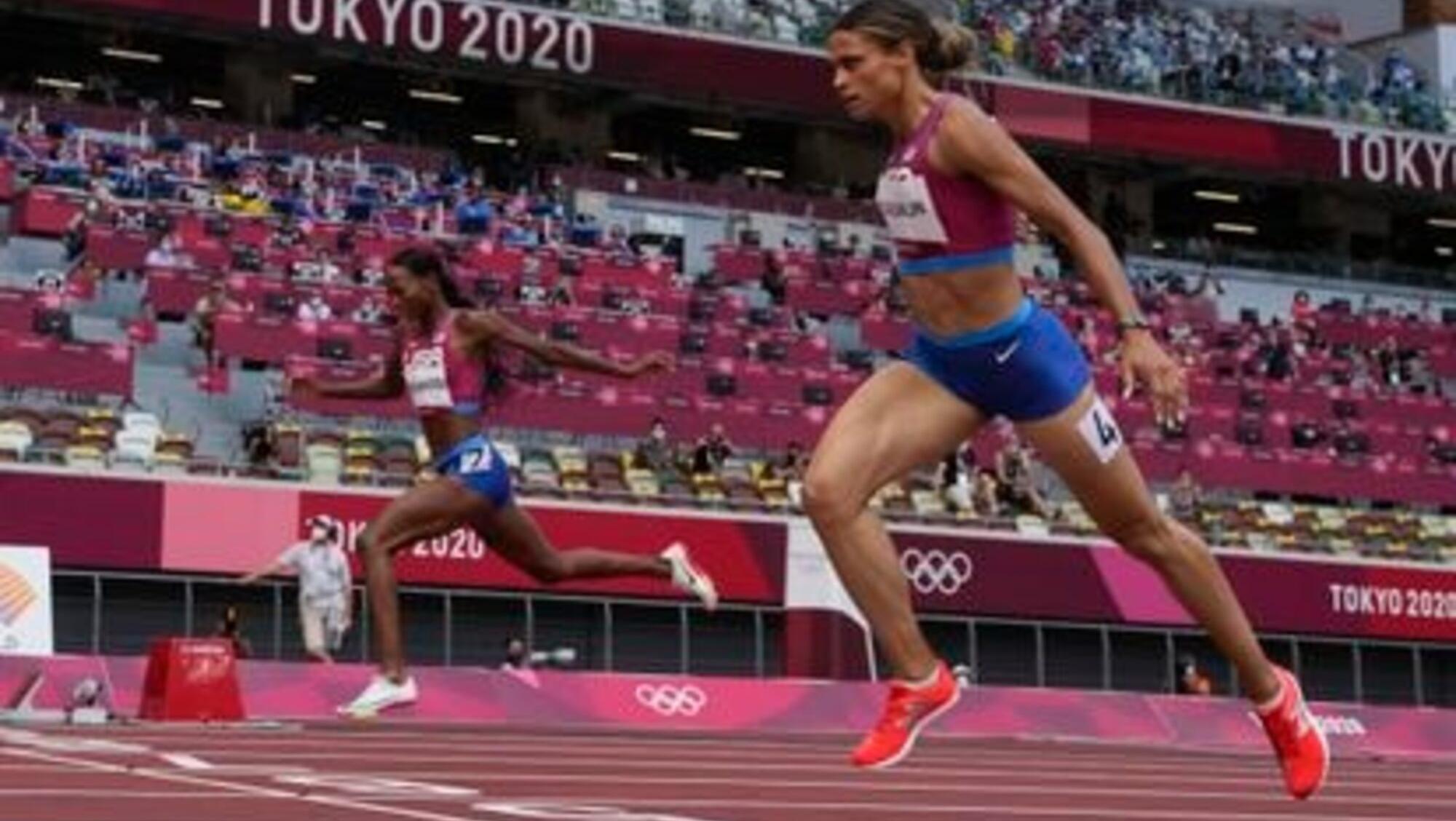 Sydney McLaughlin batiendo el récord de 400 metros con vallas (AP).