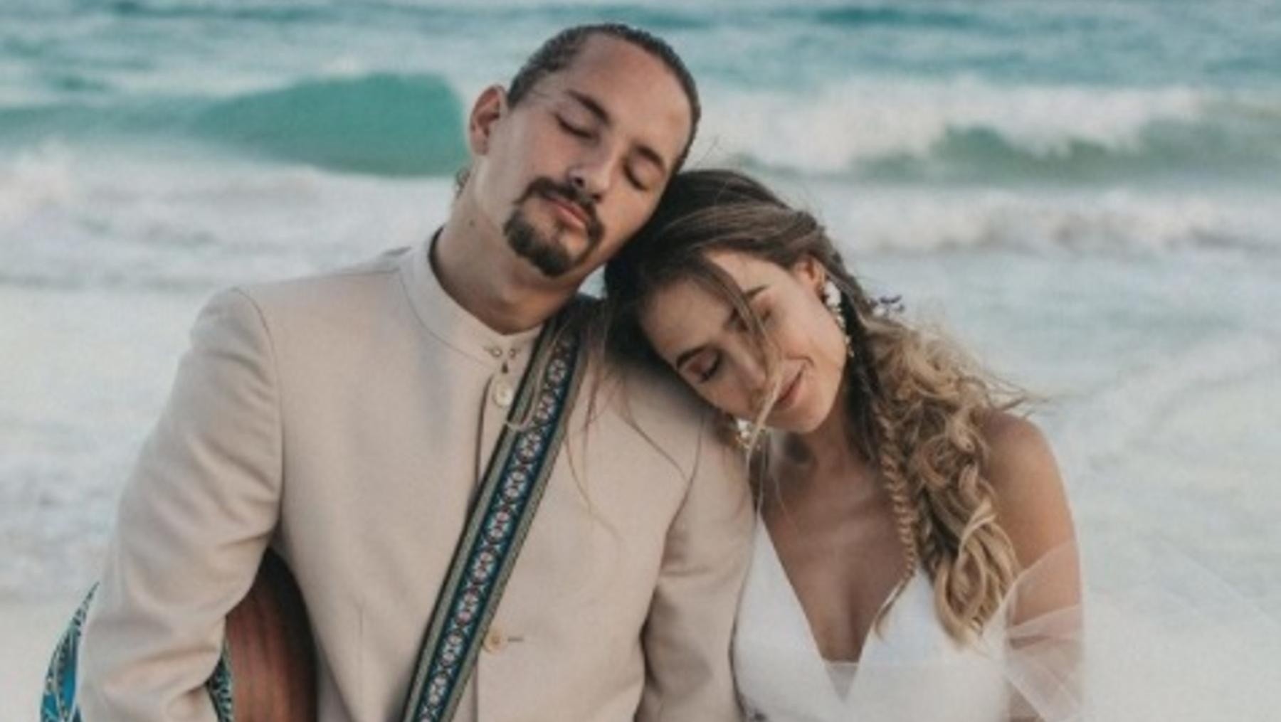 Mau y Sara se casaron en una emotiva boda en la playa en el 2018 (Instagram).