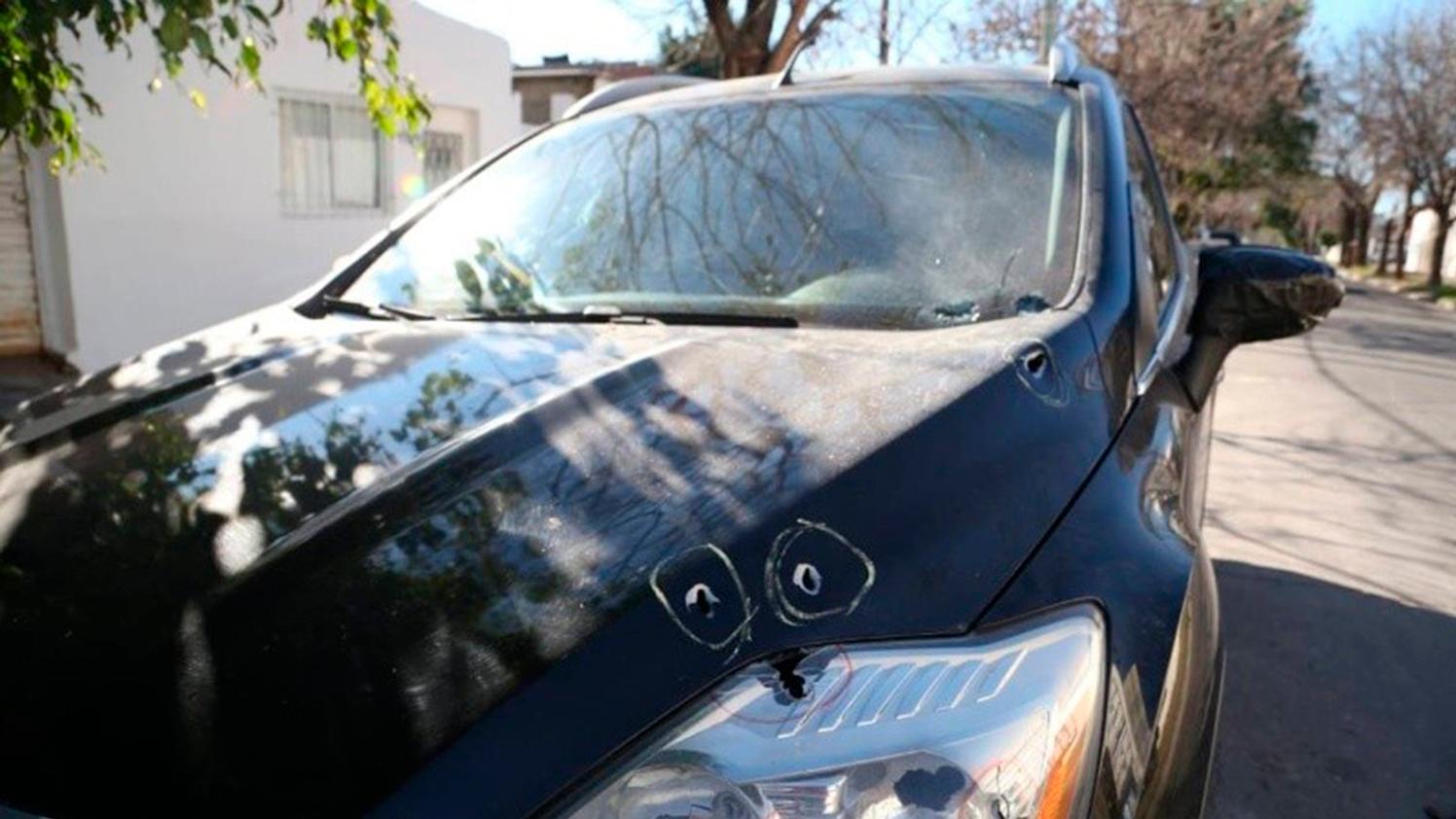 Así quedó el auto de la joven de 28 años que fue baleado en el barrio Hospitales de Rosario (Gentileza Rosario3).