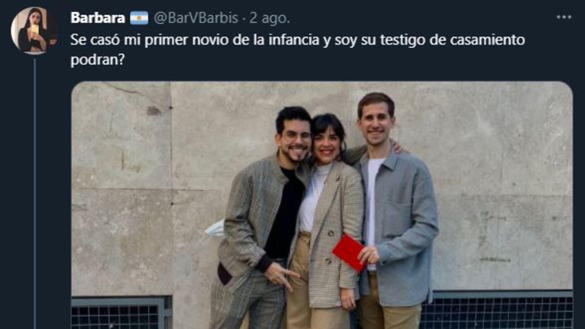 La joven junto a su expareja y el esposo de él.