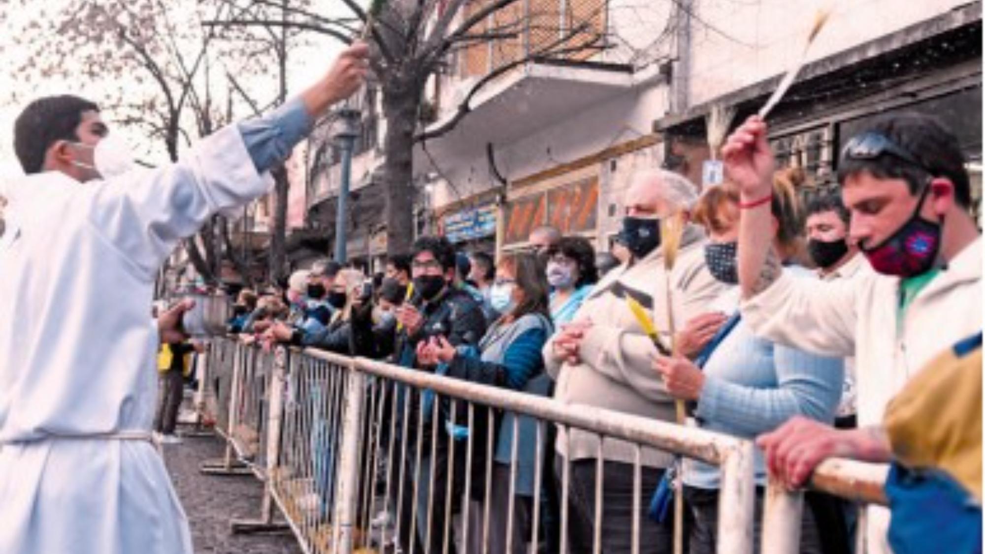 Las medidas sanitarias se respetaron a rajatabla y por eso todos los actos se realizaron fuera del templo (Pablo Villán)