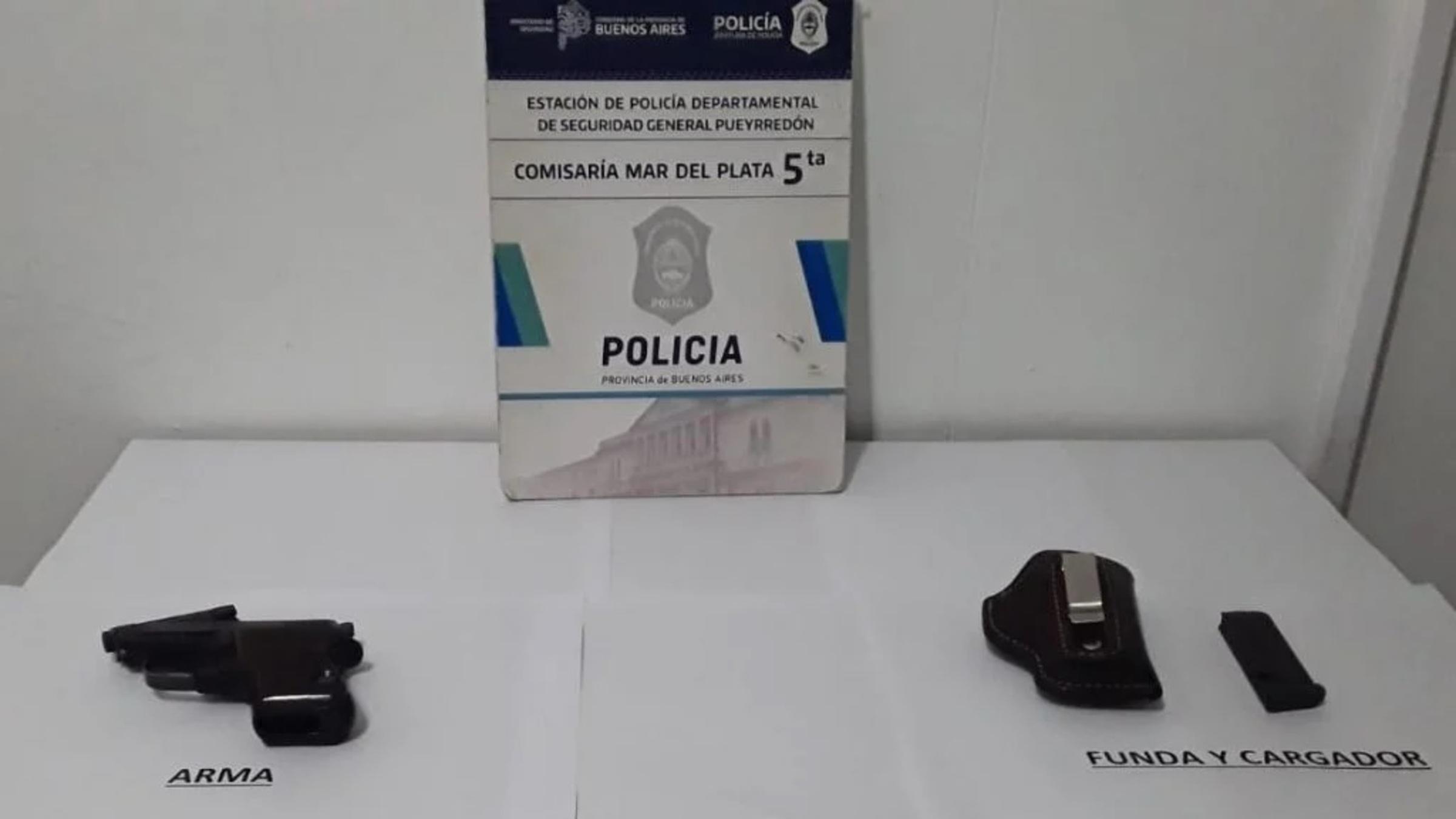 El arma secuestrada al hombre que amenazó a la mujer con la que tuvo sexo. 