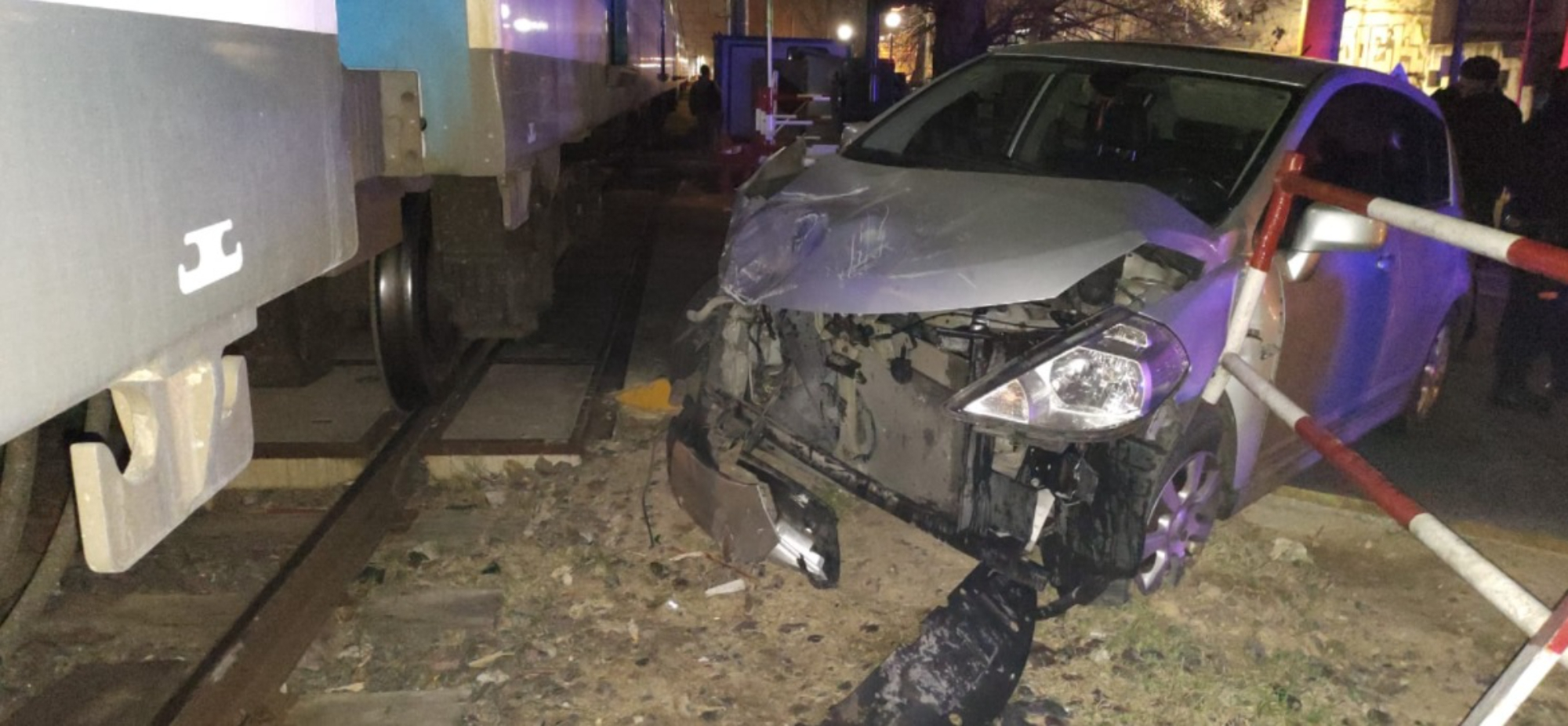 El automóvil quedó destrozado por el tremendo impacto.