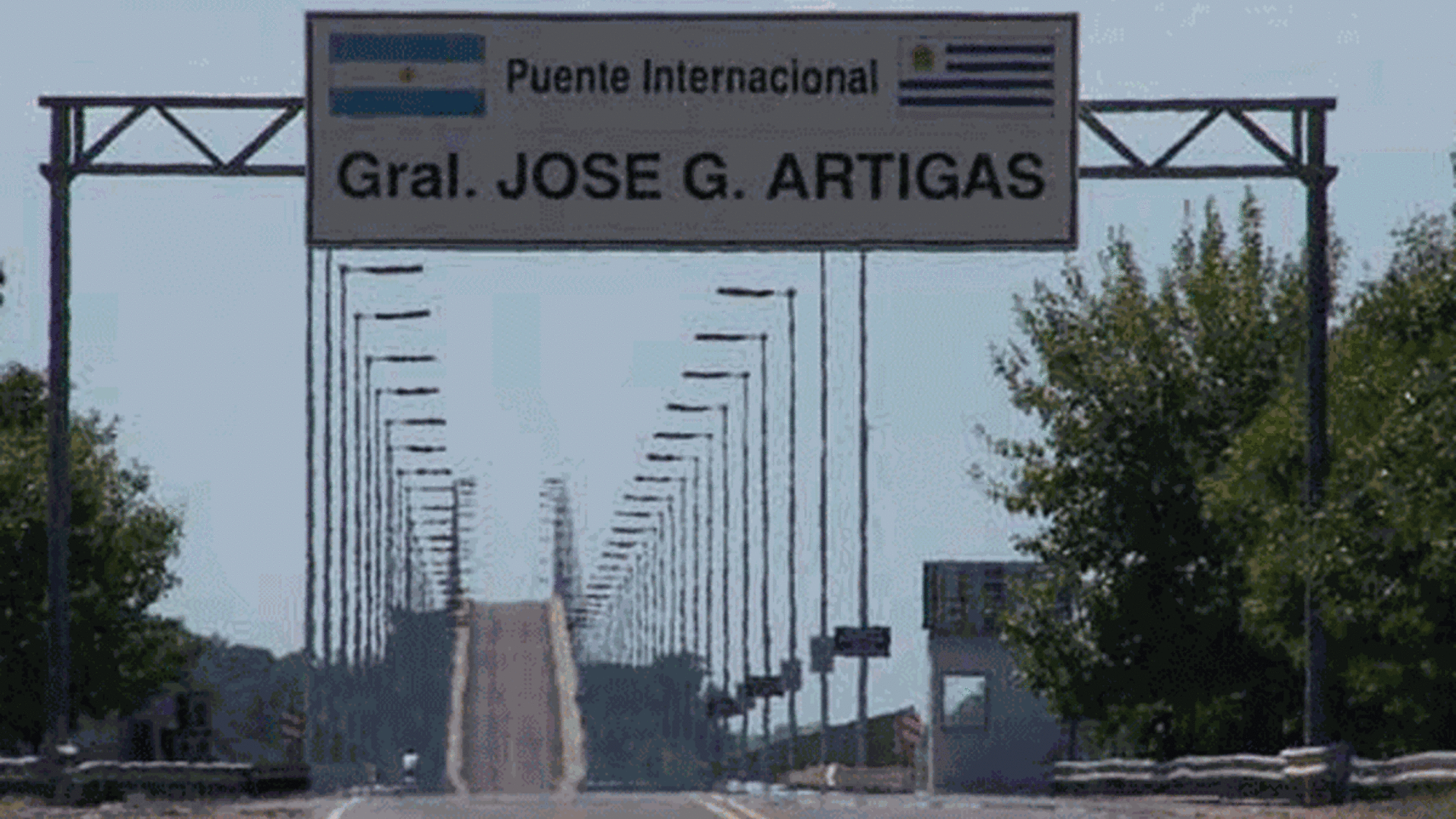 Los pasos fronterizos por vía terrestre llevan varios meses cerrados.