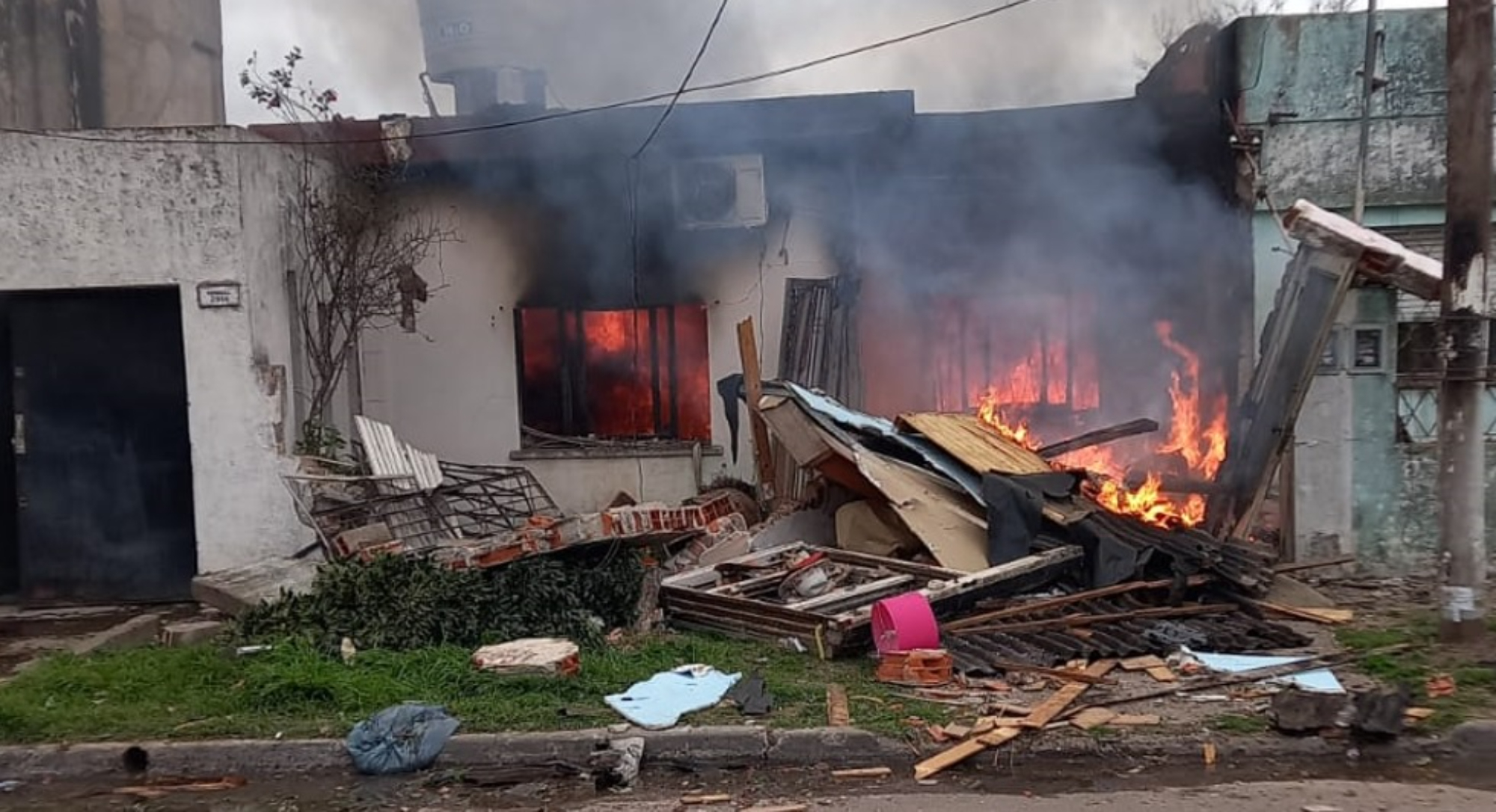 La vivienda quedó virtualmente destruida a raíz de la tremenda explosión.