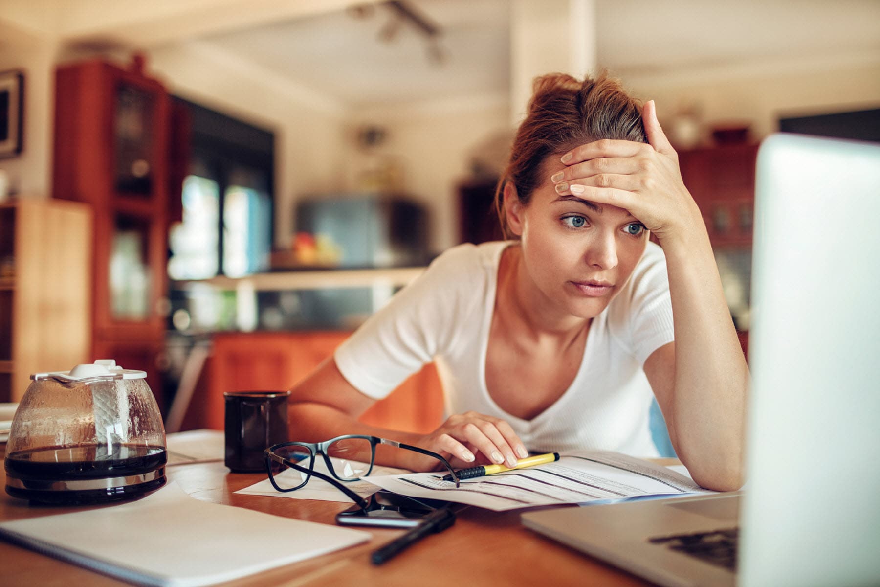 El burnout laboral, también denominado síndrome del quemado, es un estado de agotamiento físico, emocional y mental que está vinculado al estrés causado por el trabajo y el estilo de vida del empleado.