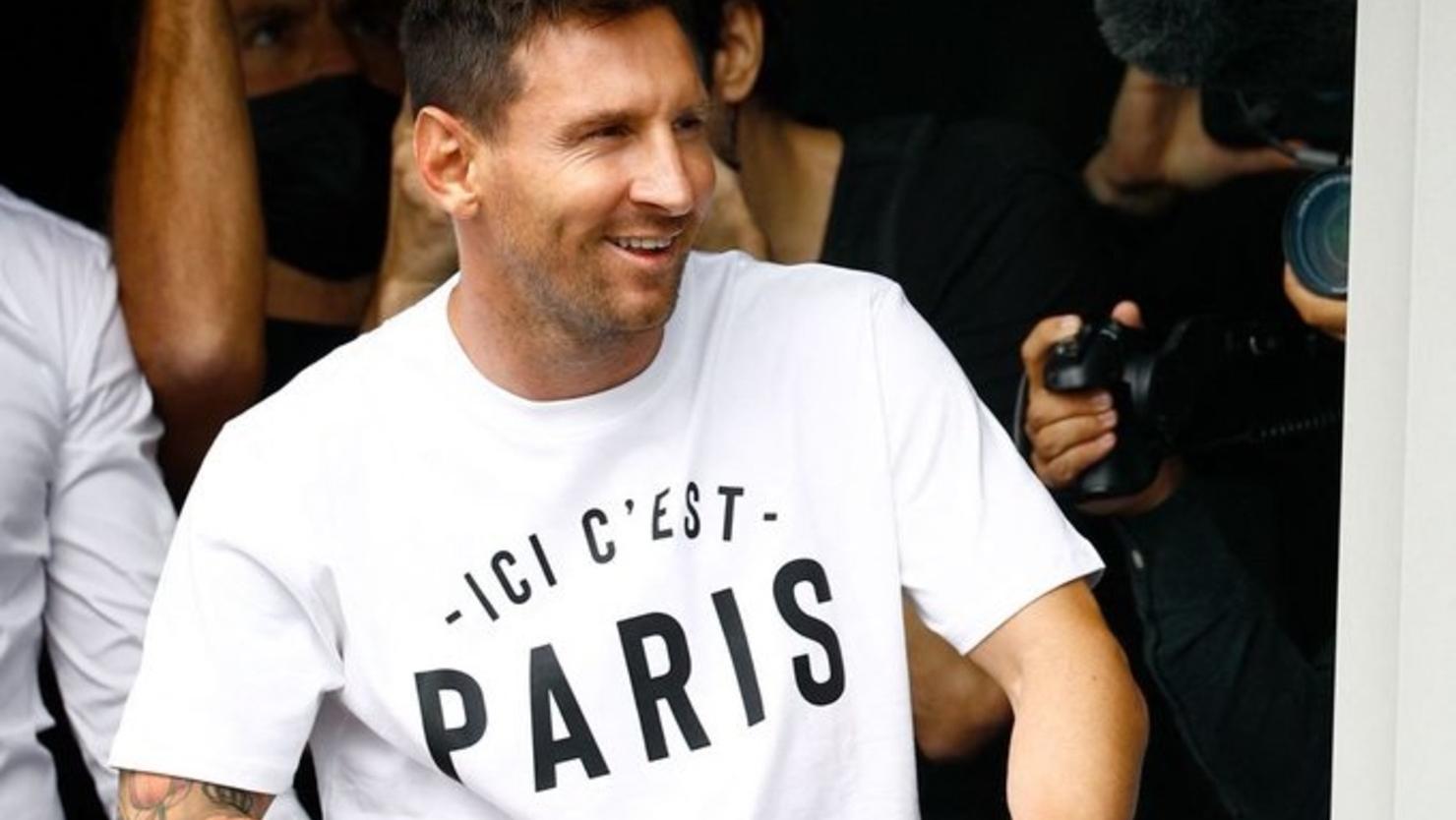 Lionel Messi causó furor en su llegada a París (Twitter).