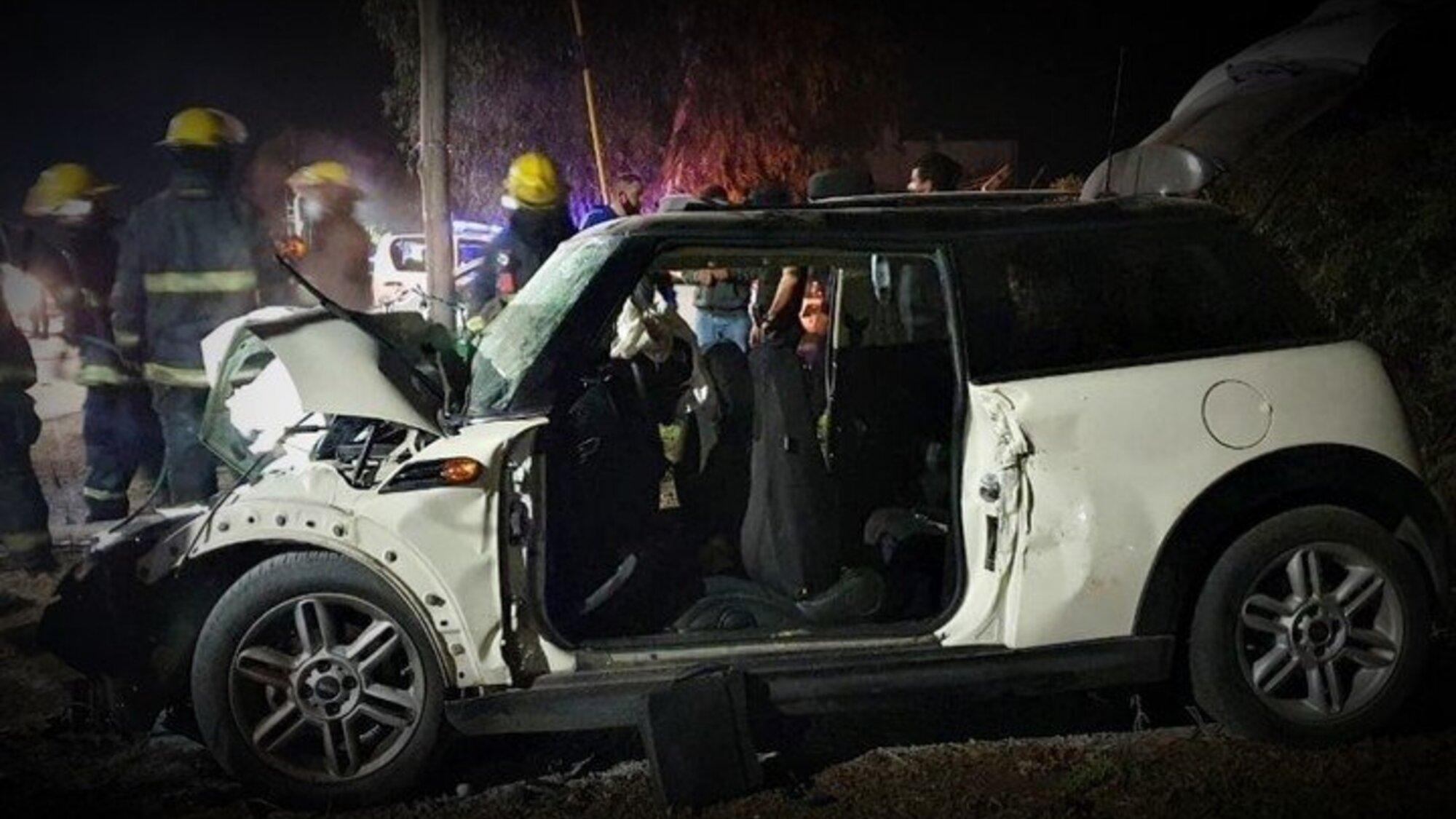 Así quedó el Mini Cooper en el que viajaban los adolescentes que fallecieron en San Pedro. 