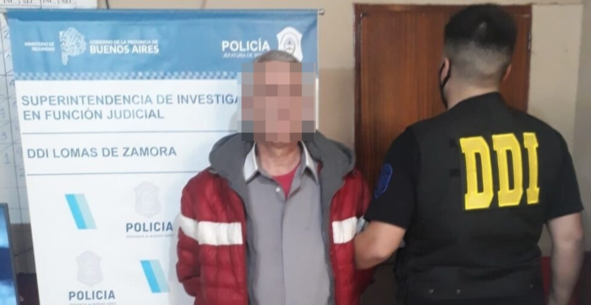 Este es el individuo que fue capturado por los investigadores policiales.