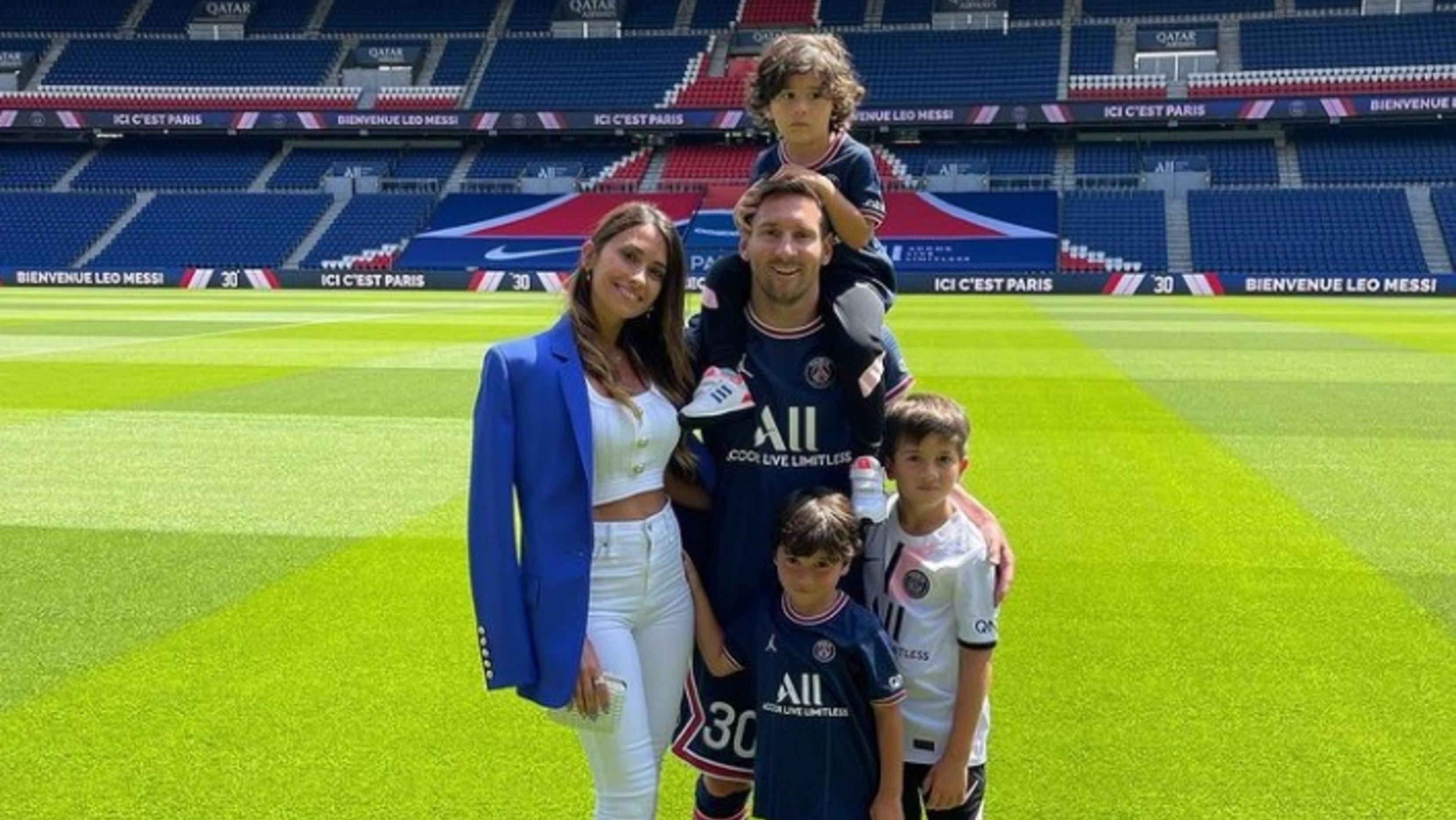 Lionel Messi junto a su mujer Antonela Roccuzzo y sus tres hijos Thiago, Mateo y Ciro en el Parque de los Príncipes.