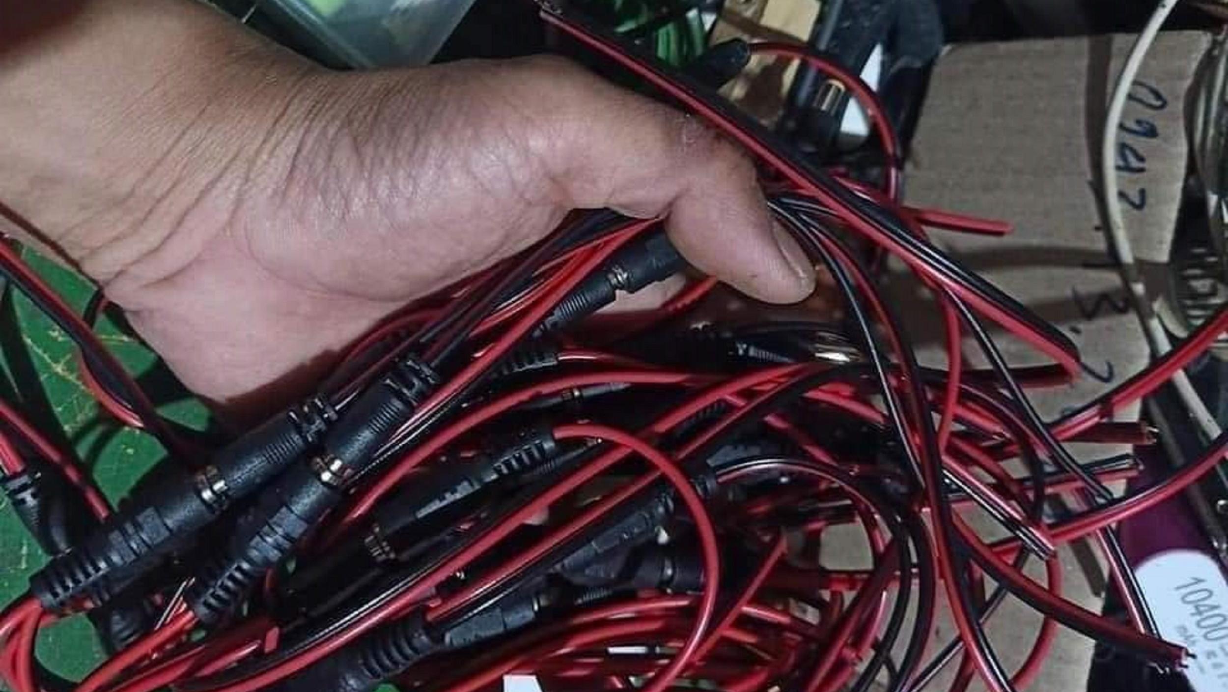 Compró una bolsa de cables, pero el paquete insinuaba algo completamente distinto: 