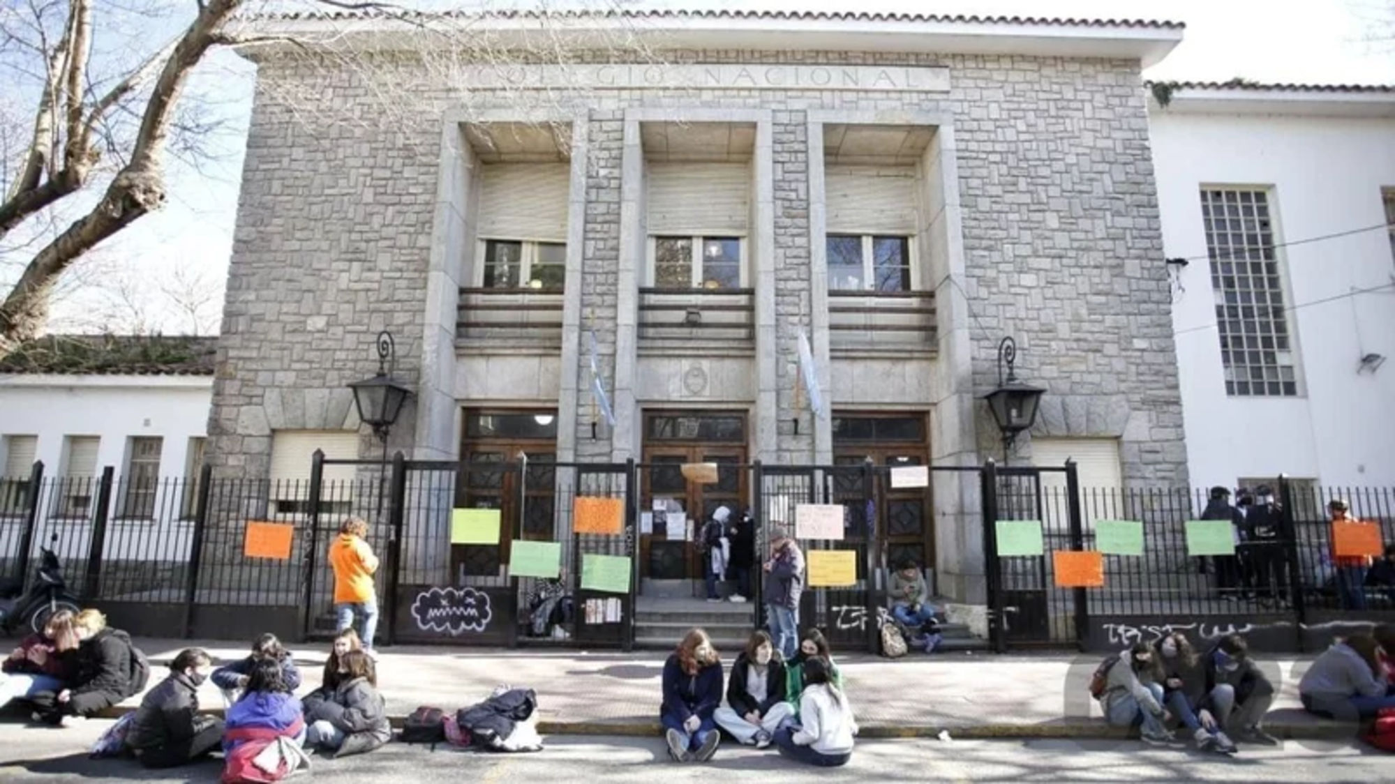 Los alumnos reclamando frente a la escuela 