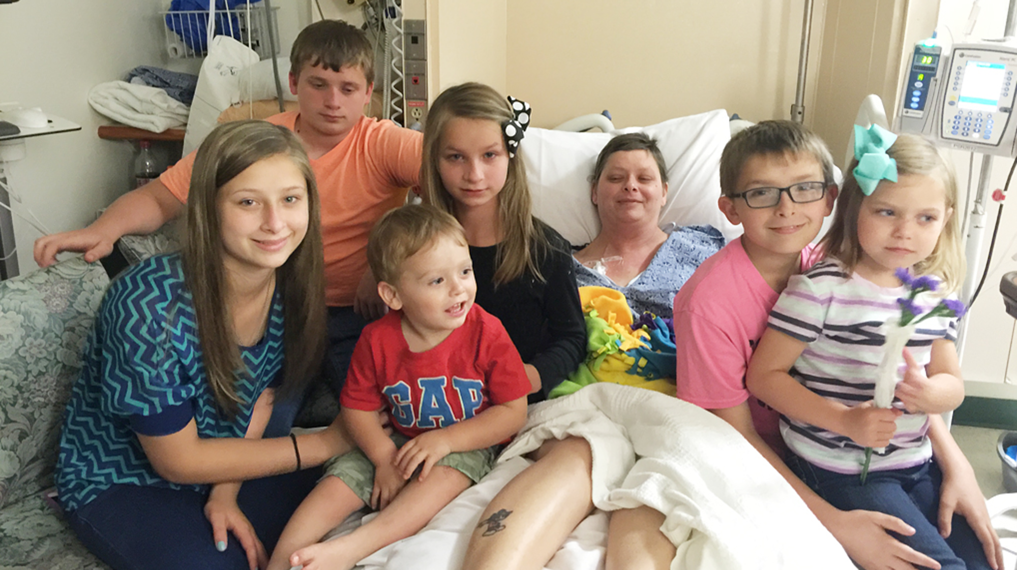  Beth Laitpeck junto a sus seis hijos en el hospital. 